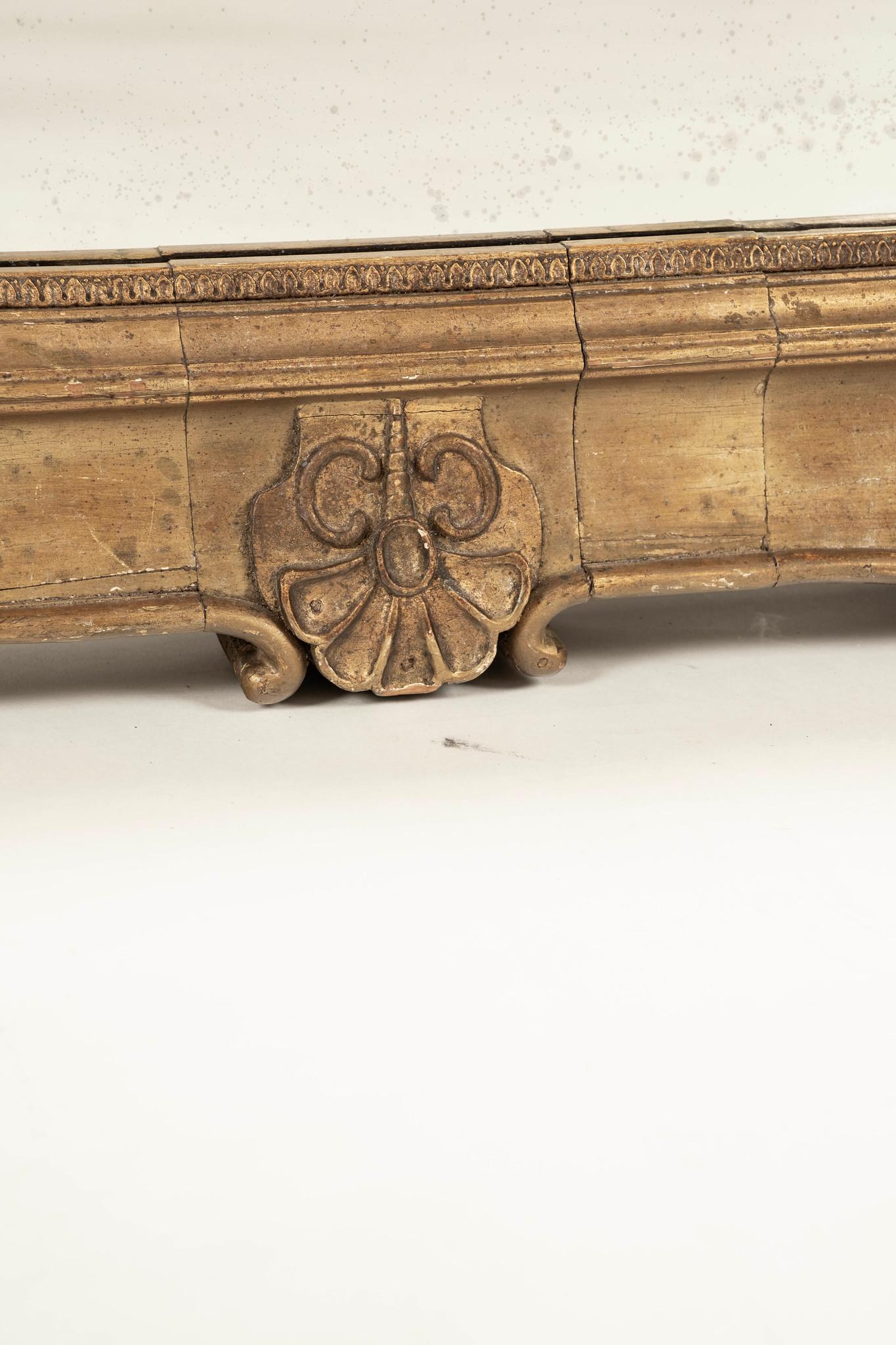 Sculpté à la main Miroir Louis XV du 18ème siècle en bois doré en vente