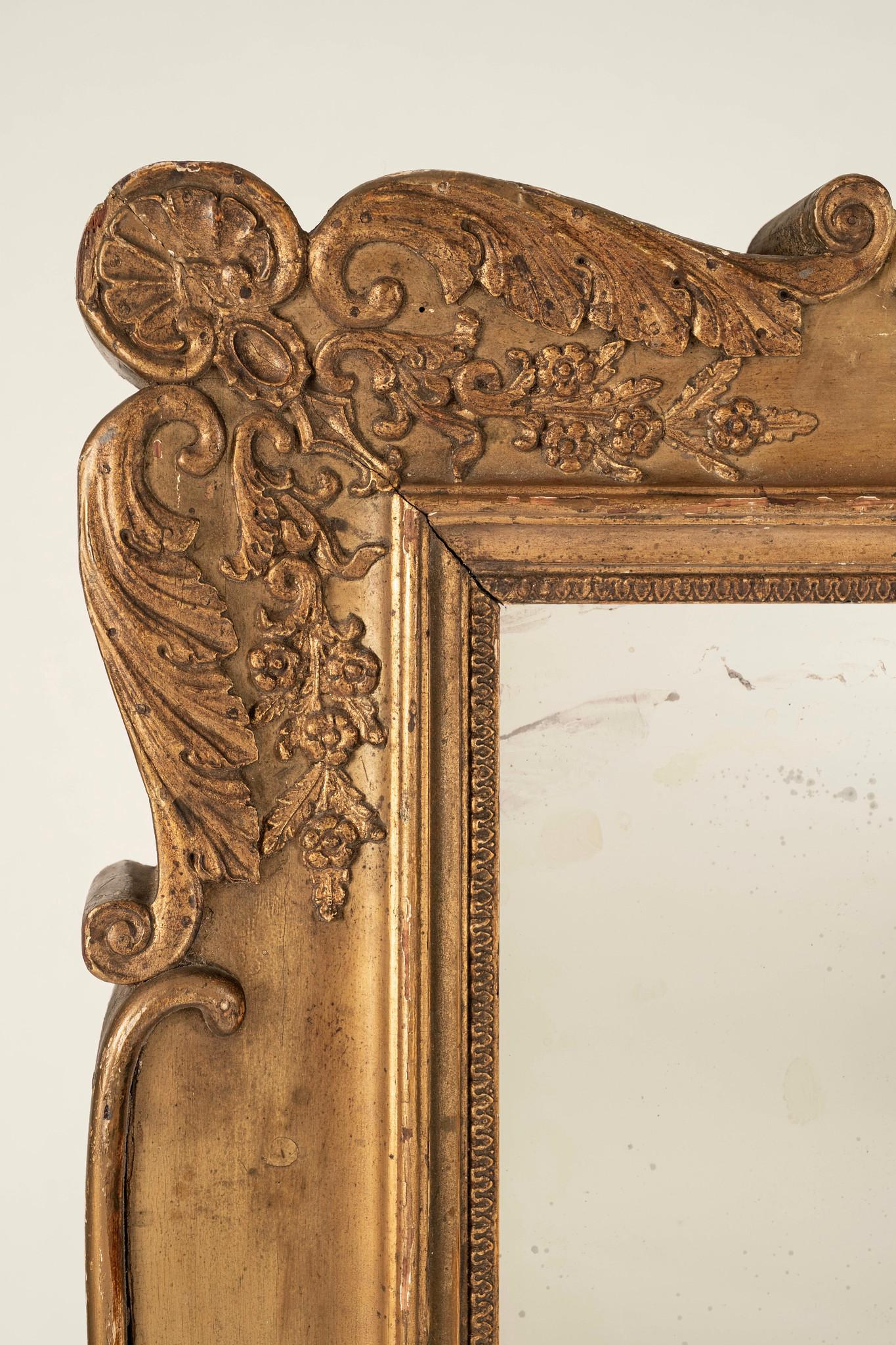Miroir Louis XV du 18ème siècle en bois doré Bon état - En vente à Houston, TX