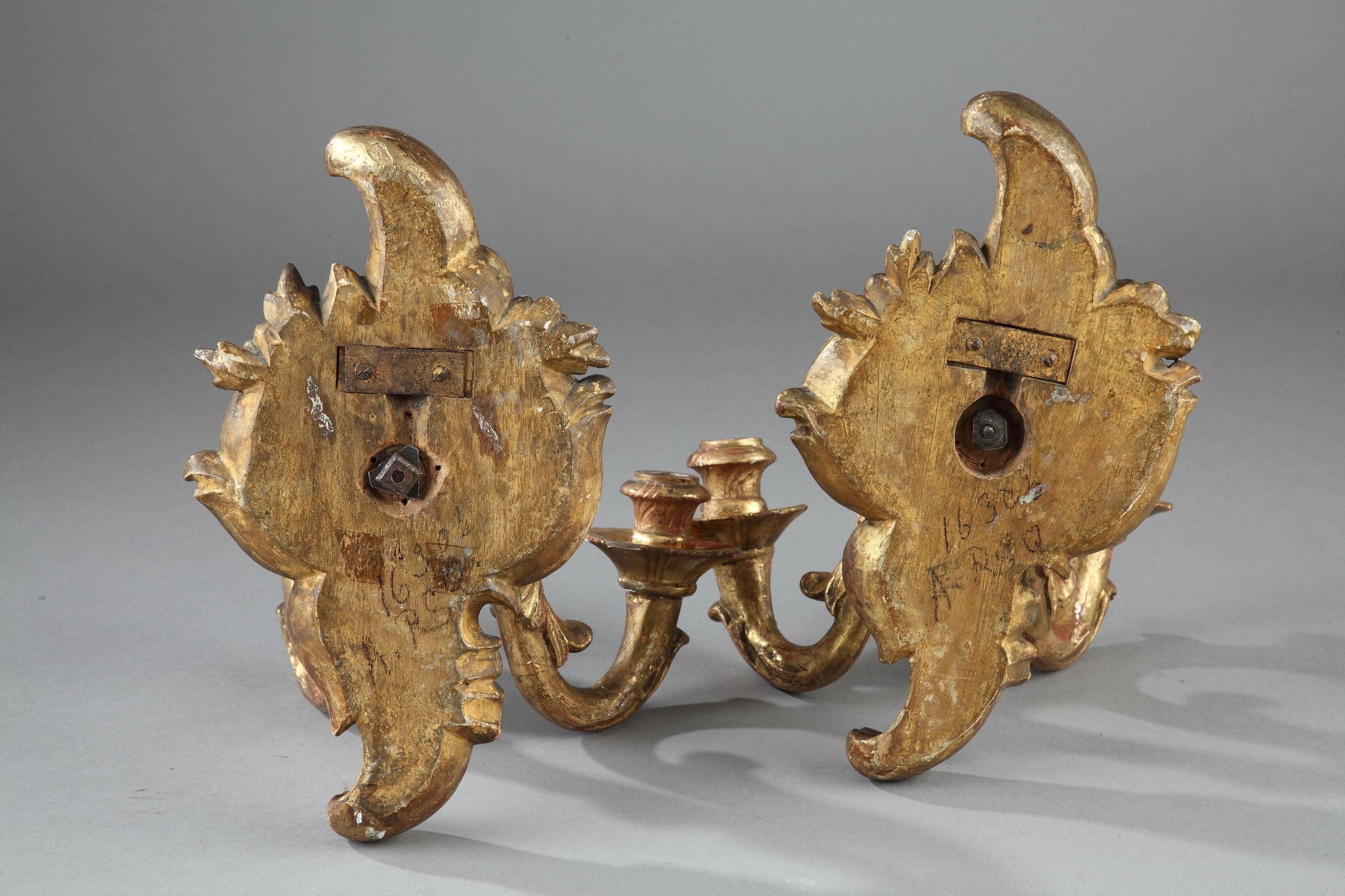 appliques à deux lumières en bois doré Louis XV du 18e siècle en vente 4