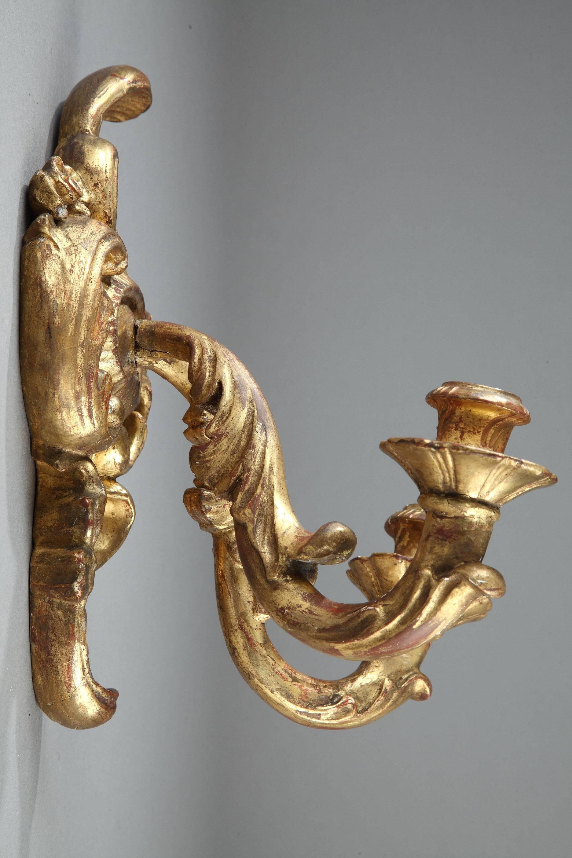 Français appliques à deux lumières en bois doré Louis XV du 18e siècle en vente