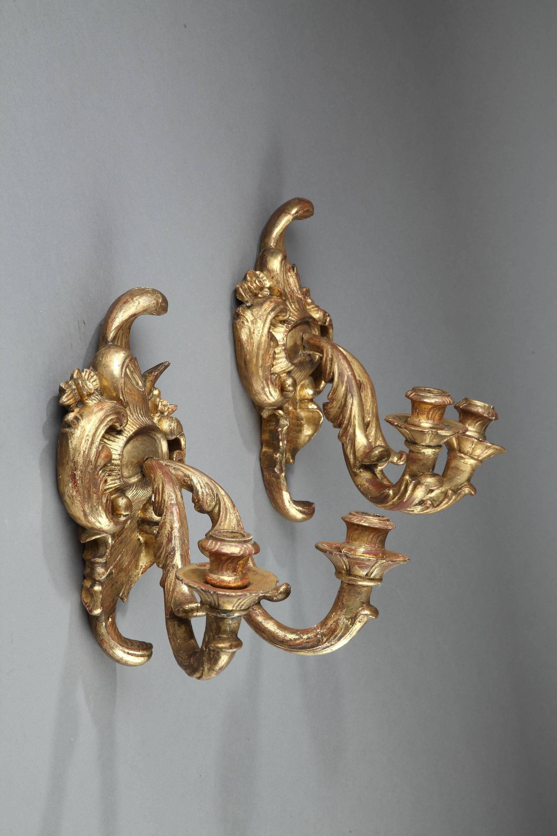 appliques à deux lumières en bois doré Louis XV du 18e siècle Bon état - En vente à Paris, FR
