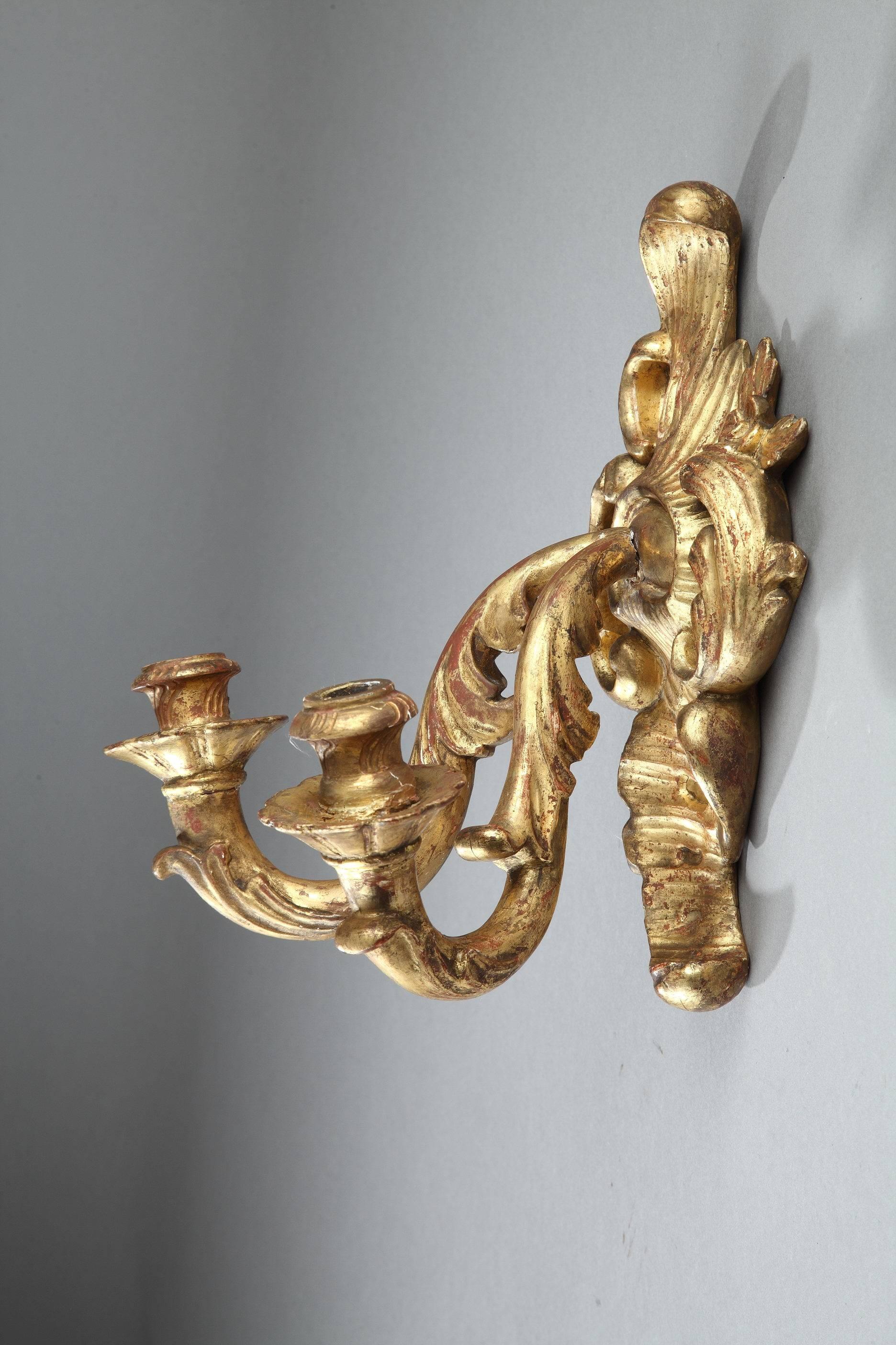XVIIIe siècle et antérieur appliques à deux lumières en bois doré Louis XV du 18e siècle en vente