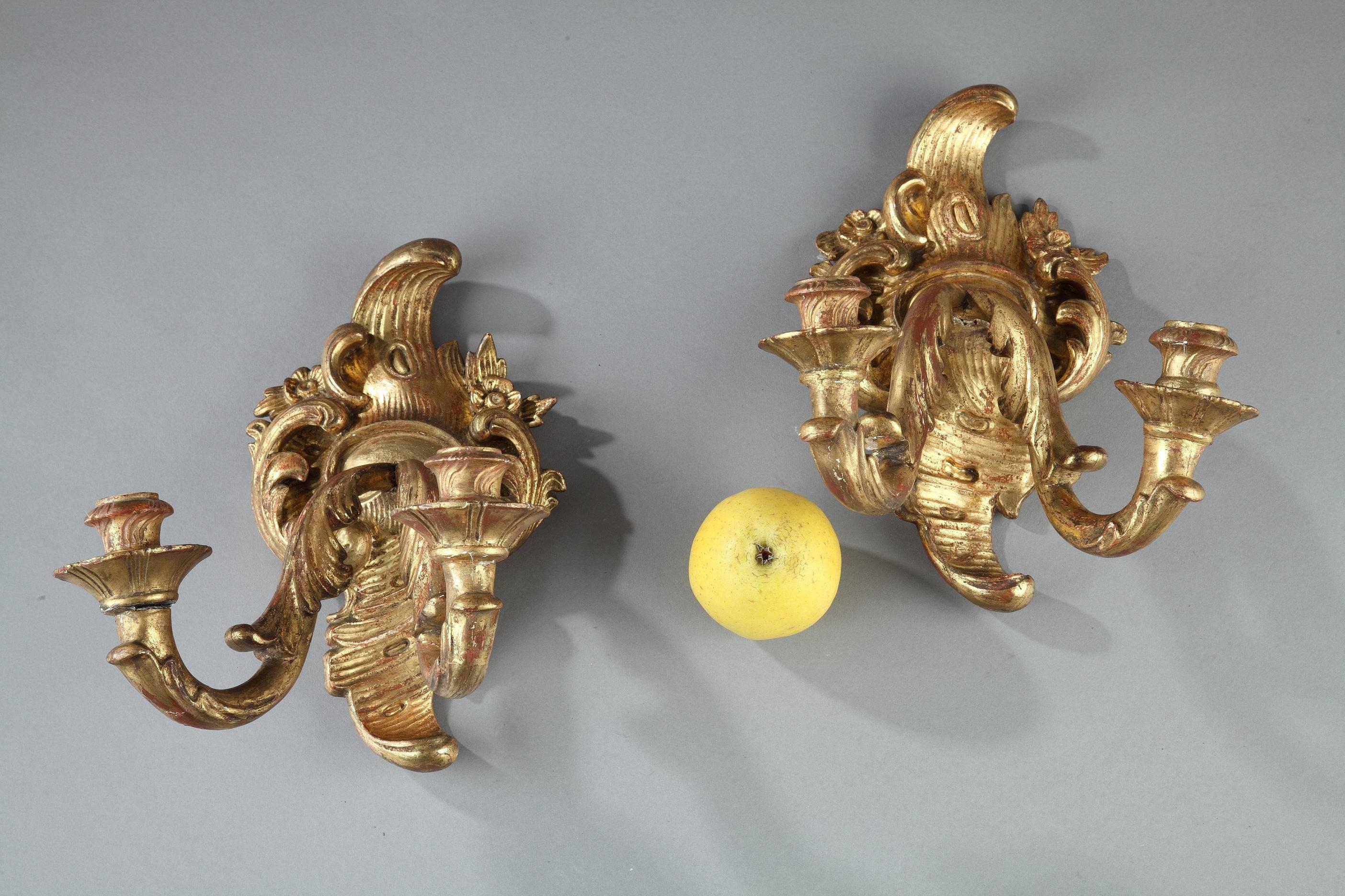 appliques à deux lumières en bois doré Louis XV du 18e siècle en vente 1
