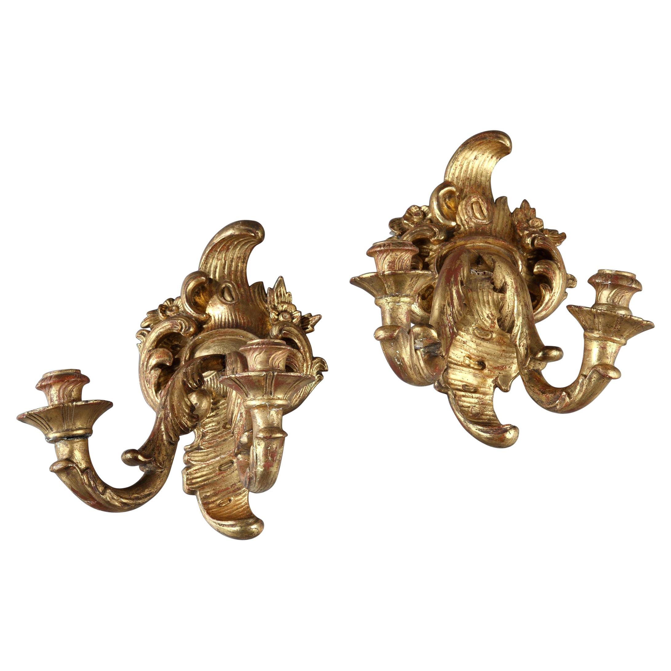 appliques à deux lumières en bois doré Louis XV du 18e siècle