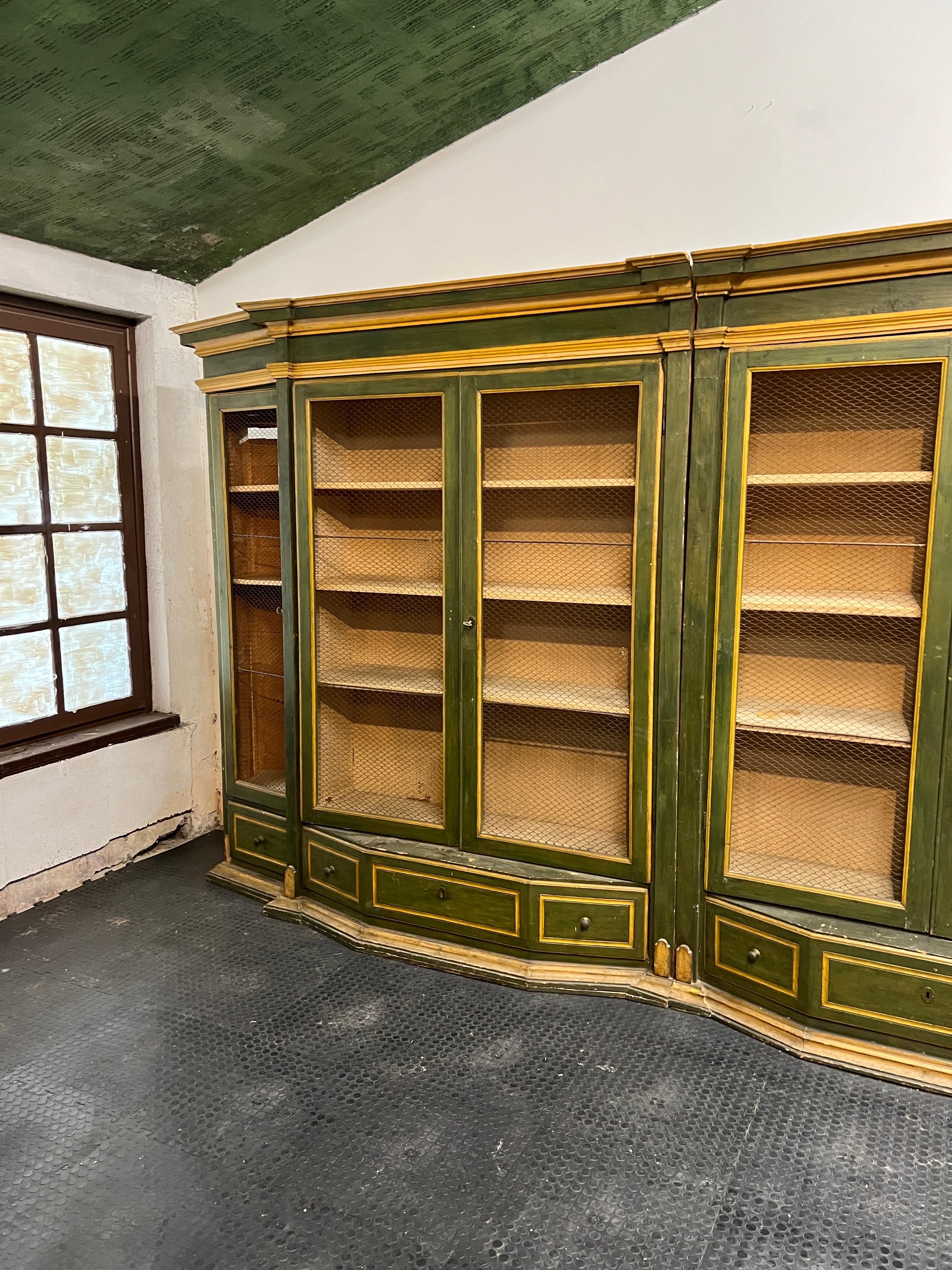 Italian 18th Century Louis XV Gold Leaf and Lacquered Bookcase Italy 1700 For Sale