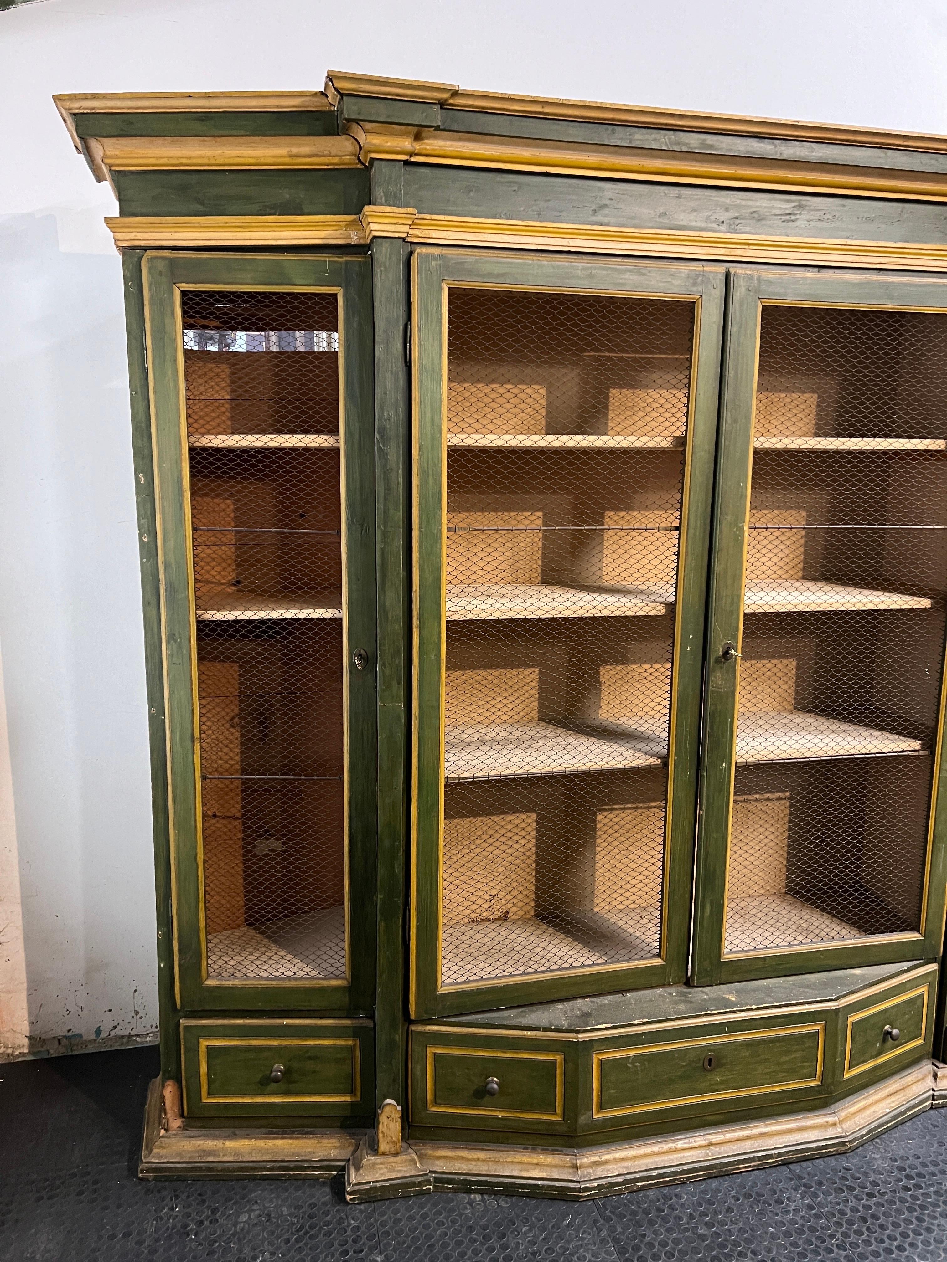 18th Century Louis XV Gold Leaf and Lacquered Bookcase Italy 1700 In Good Condition For Sale In Roma, RM