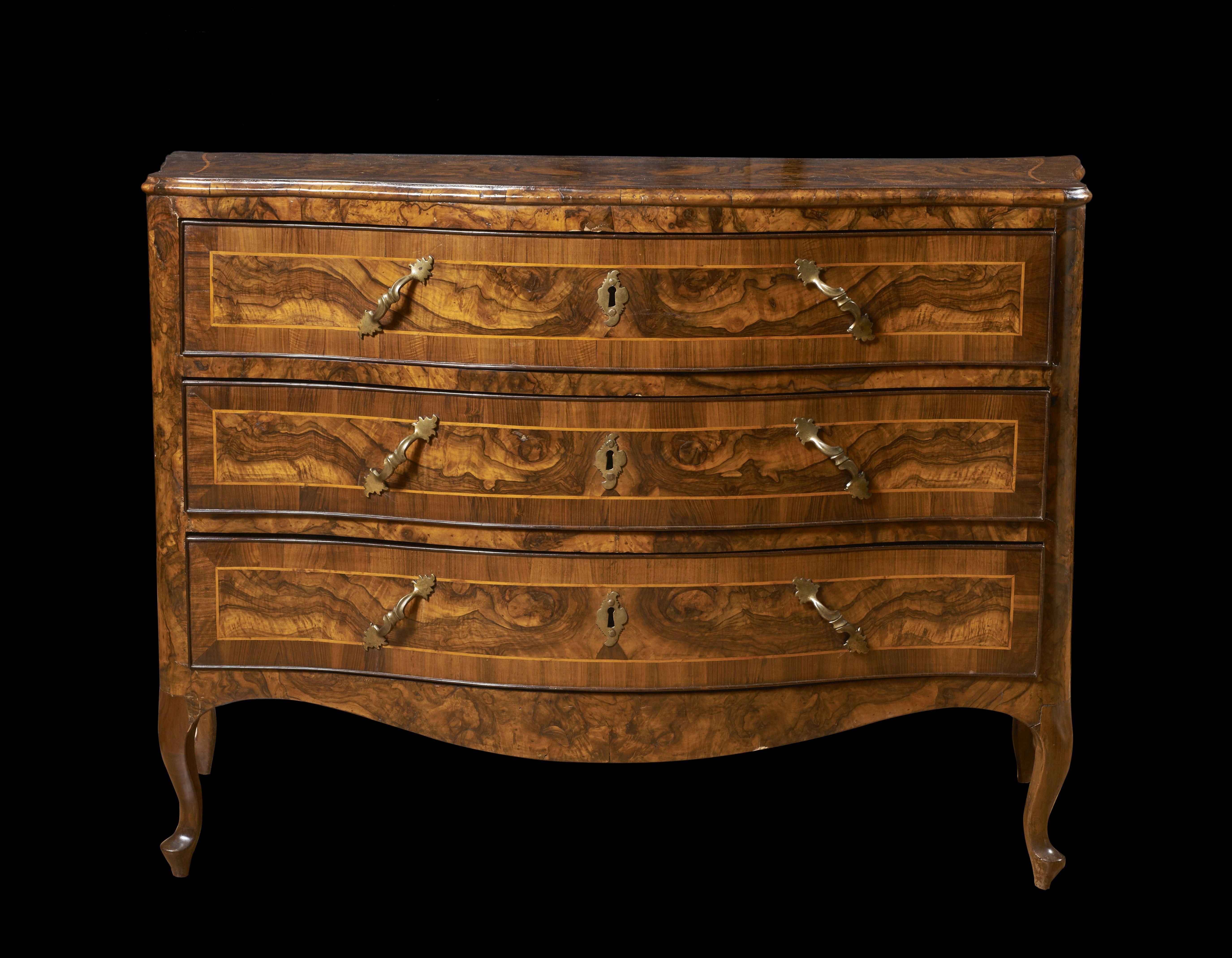 Rare Italian Louis XV chest of drawers in walnut, walnut briar and centrally moved fillets with high leg measuring 90 x 116 x 58 cm.

This beautiful chest of drawers with 3 drawers moved centrally and slightly rounded on the sides rests on legs,