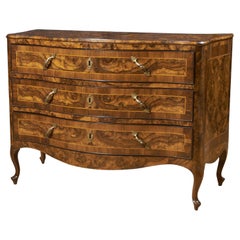 Commode italienne Louis XV du 18ème siècle à tiroirs en noyer avec pieds hauts