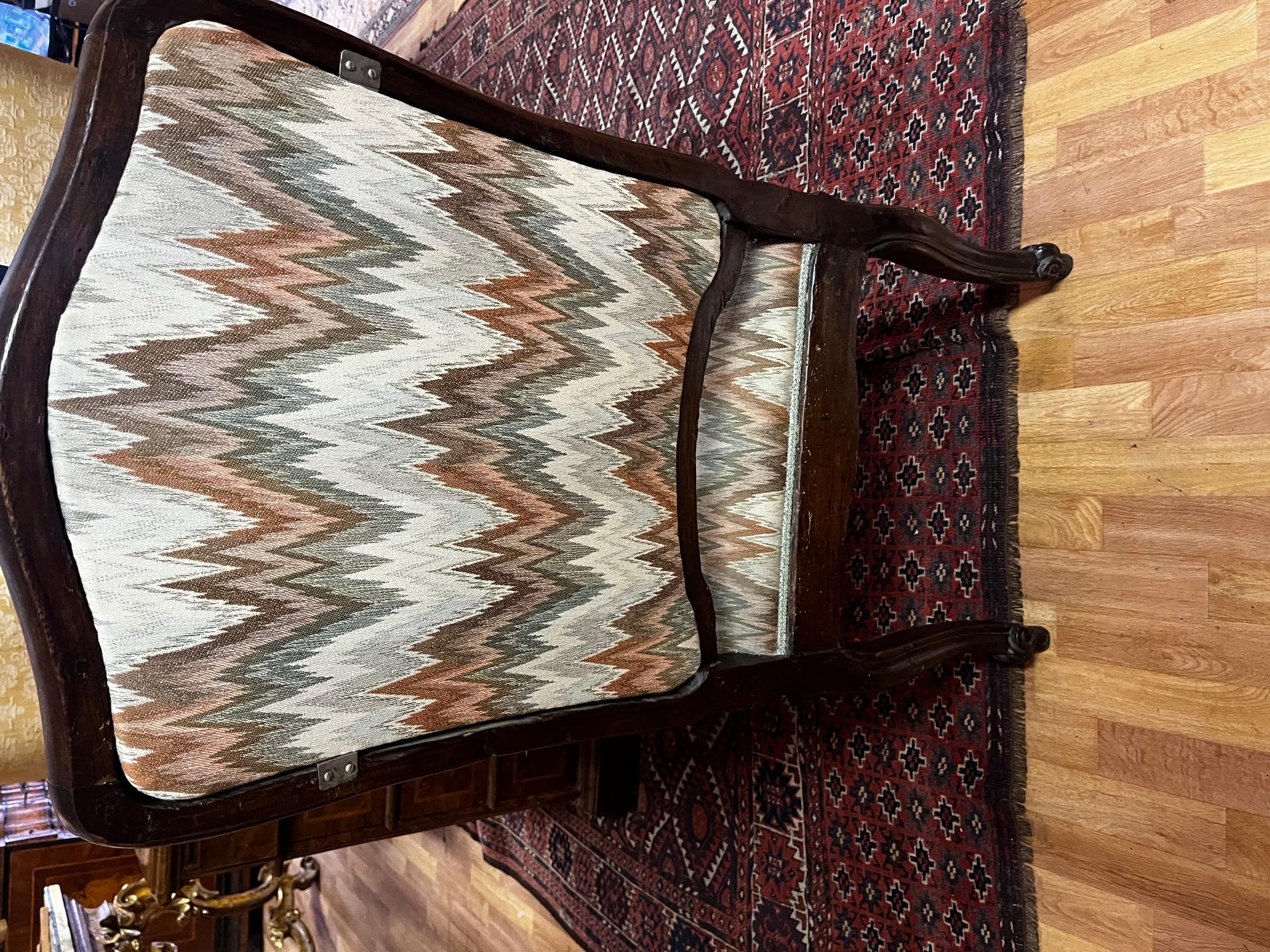 Important pair of walnut armchairs, entirely shaped and carved with armrests and curved Venetian supports from the mid-18th century.

These two armchairs were made entirely of solid walnut, left in a natural color, while the backrest is also