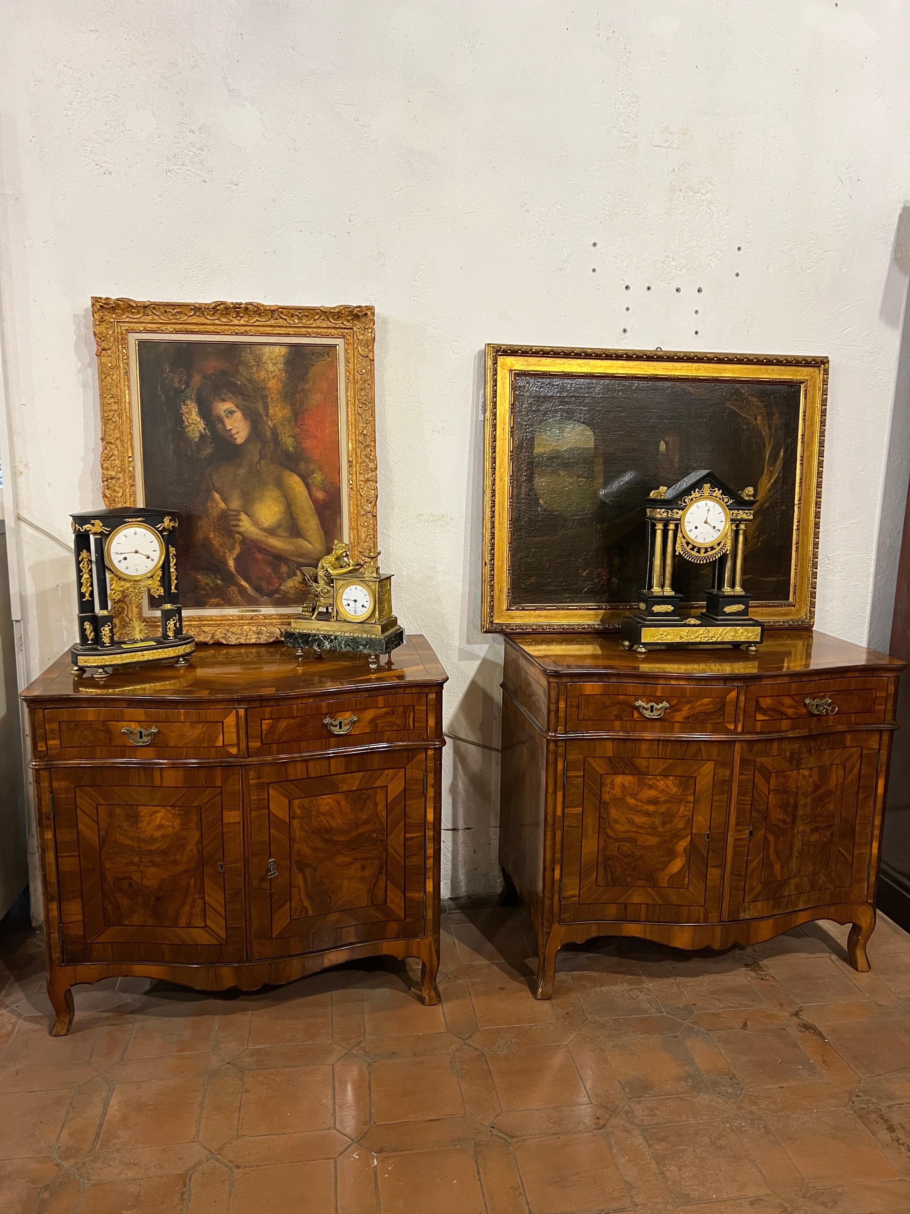 Fantastic and rare pair of Italian moved sideboards, from the Veneto region ( possibly City of Verona), made of walnut wood and inlaid with fruit wood. 
Mid-18th century era.
Moved crossbow on the front and embellished with a fine play of wood