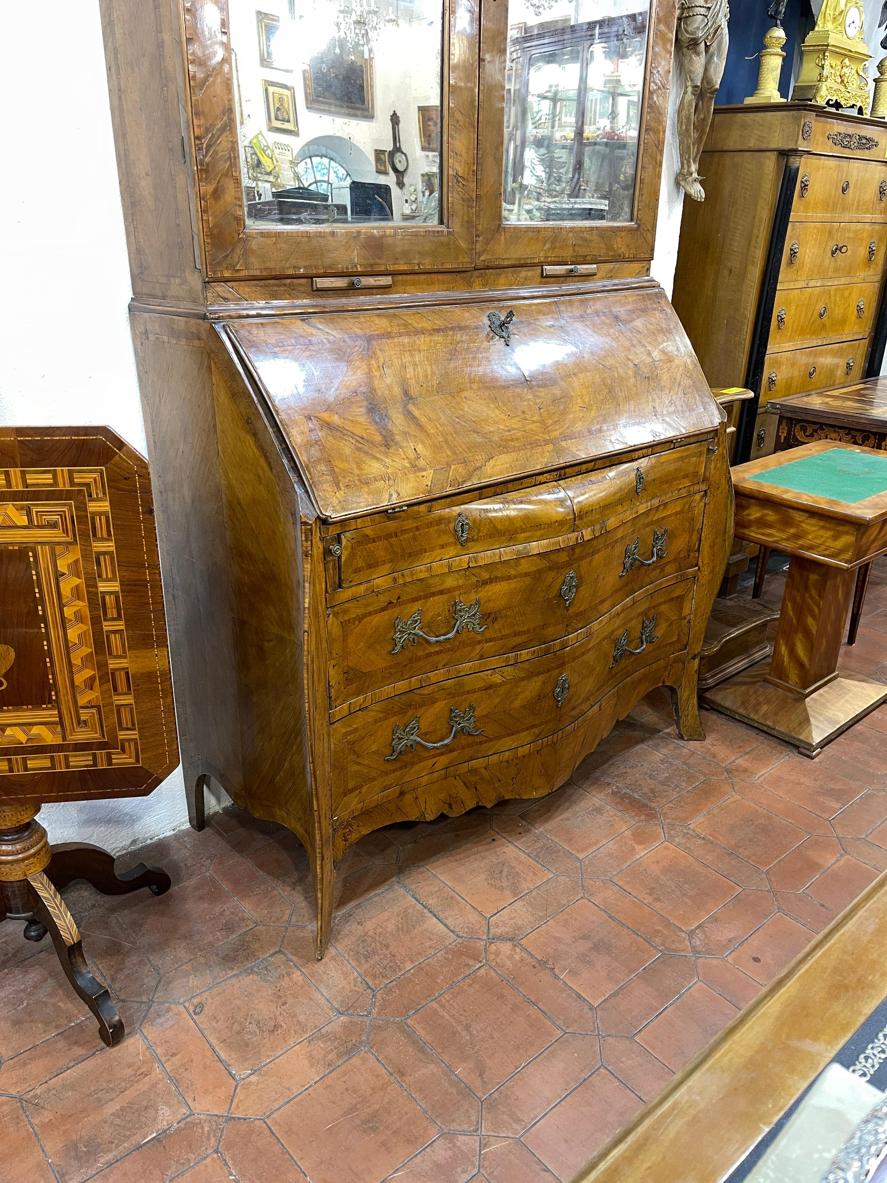 18th Century Louis XV Italian Walnut Cabinet Secretaire Bookcase 1750 In Good Condition In Roma, RM