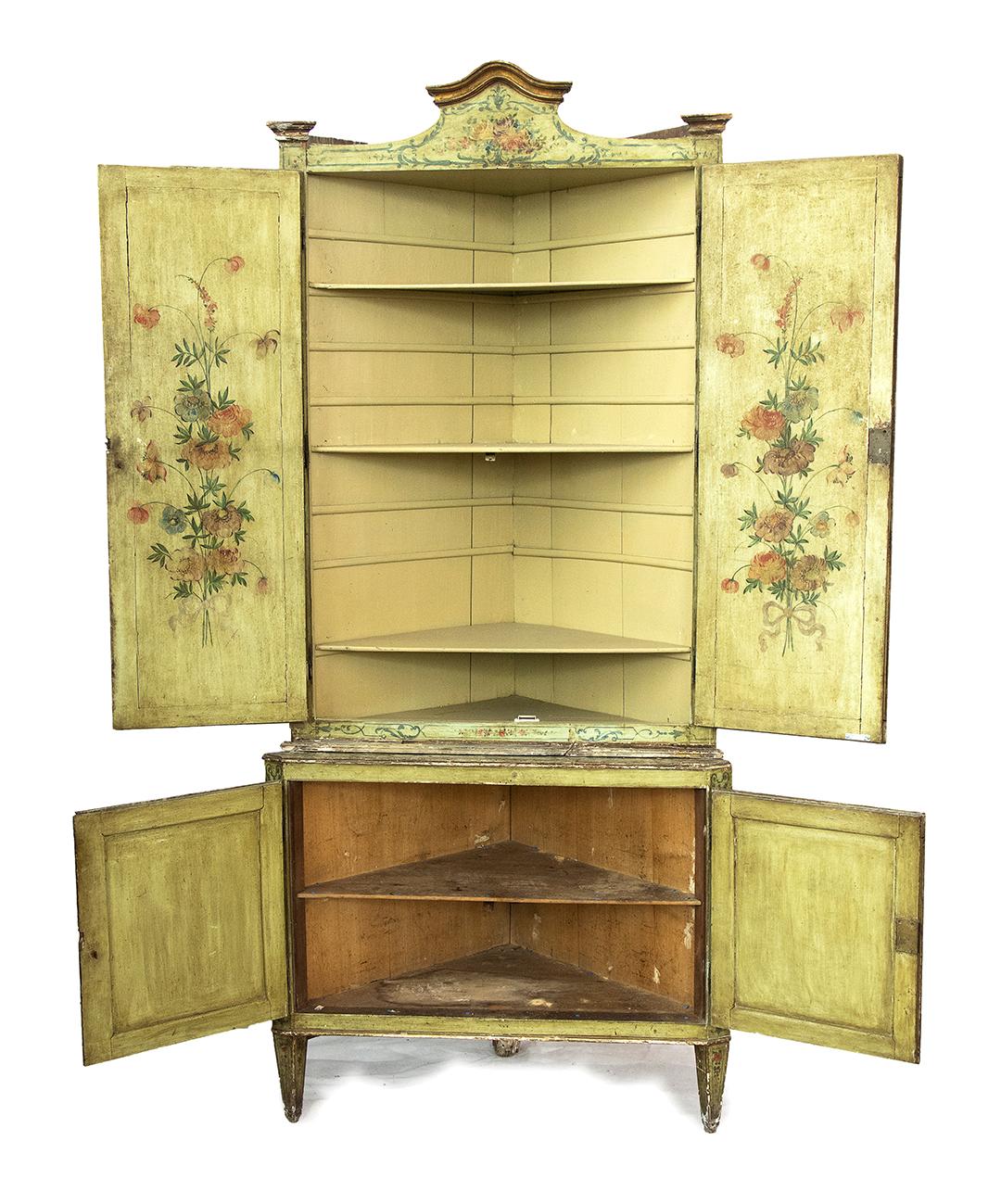 A rare and impressive Lacquered and painted Louis XV corner cupboards , city of Venice, 18th century ( 1740-1750 circa) still in patina.
Single-body with lacquered and painted truncated pyramid feet, has a double door at the top and bottom, painted