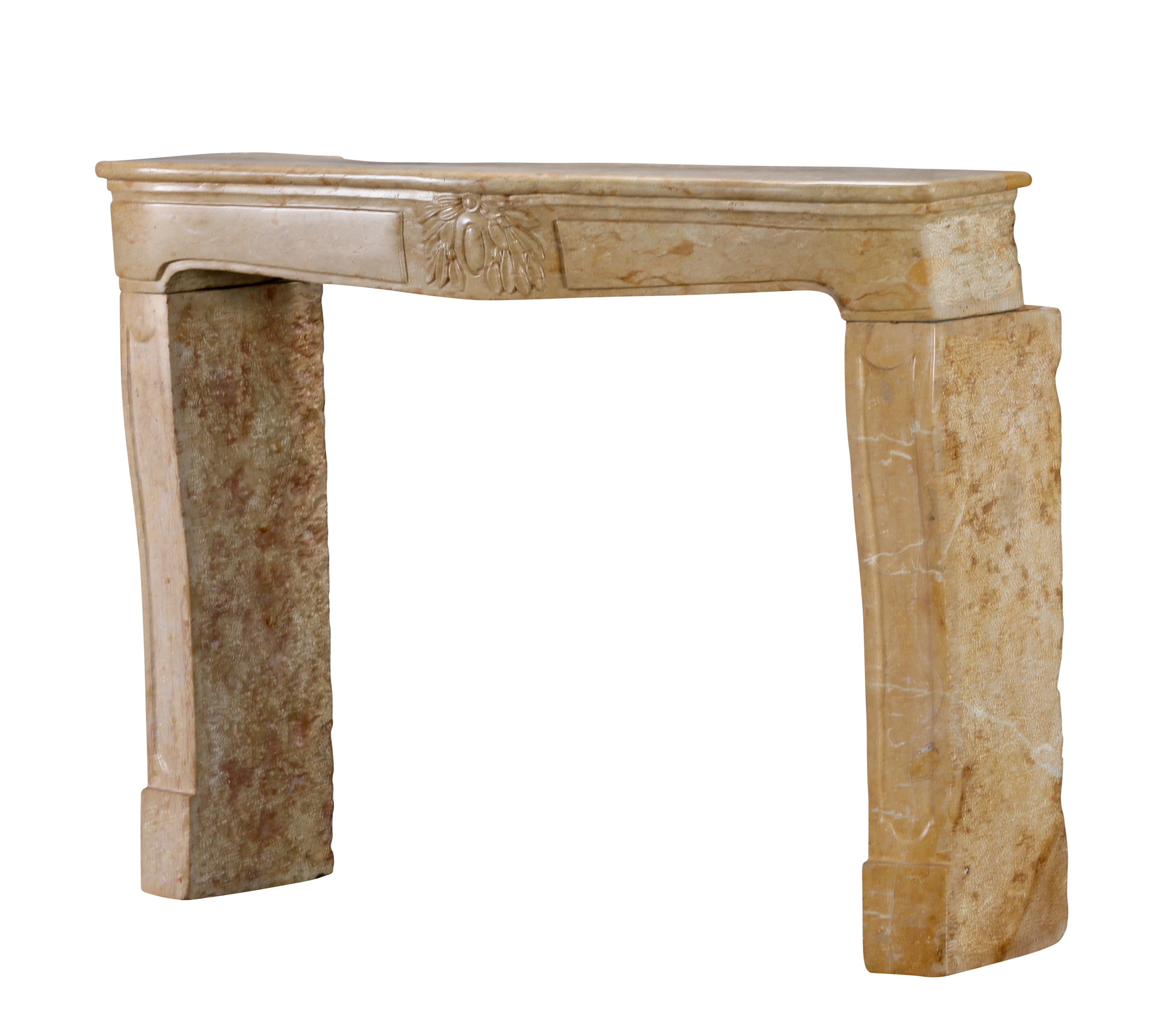 Cheminée Louis XV du XVIIIe siècle en marbre ocre clair avec centre floral sculpté en vente 3