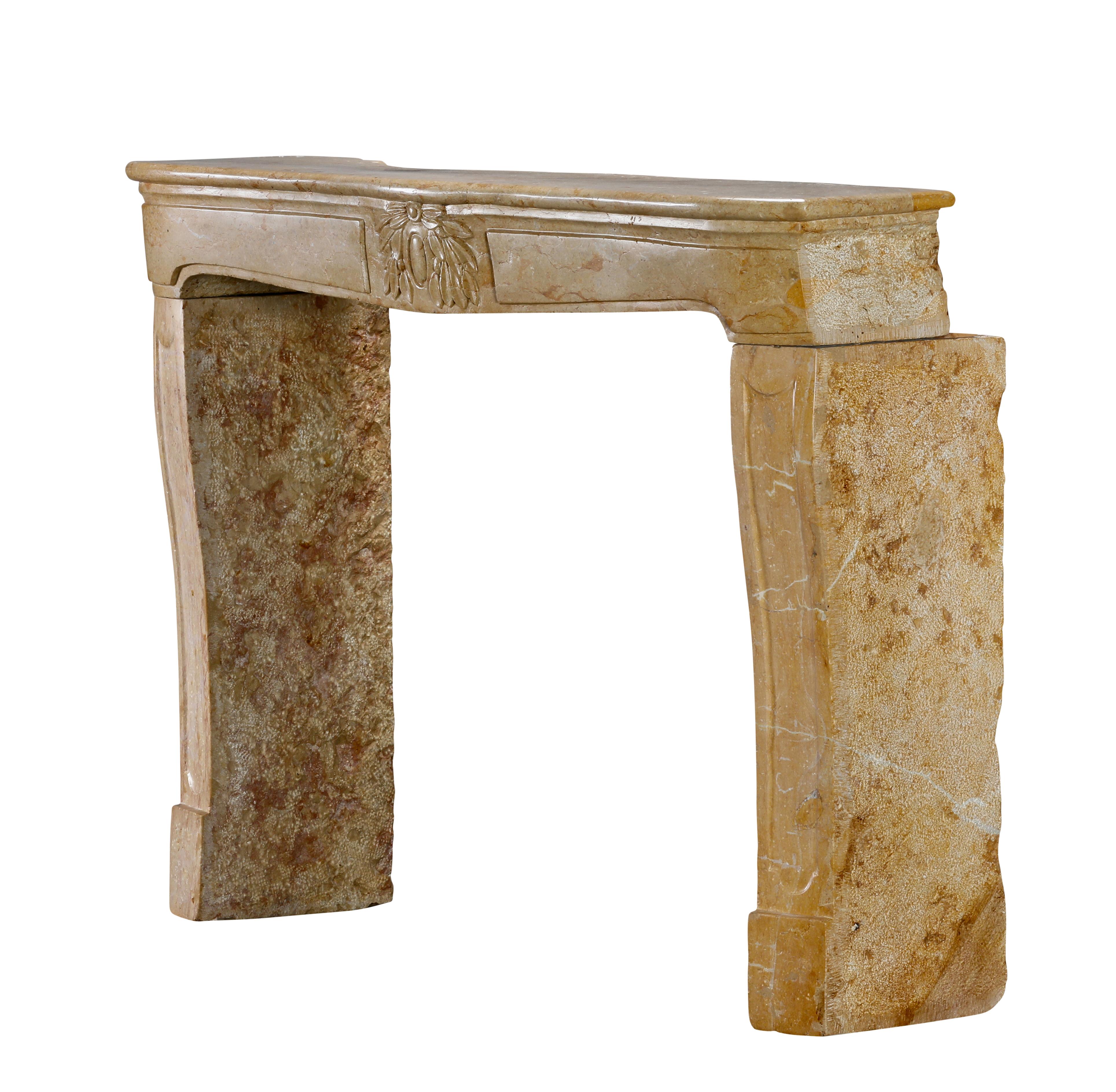 Cheminée Louis XV du XVIIIe siècle en marbre ocre clair avec centre floral sculpté en vente 4