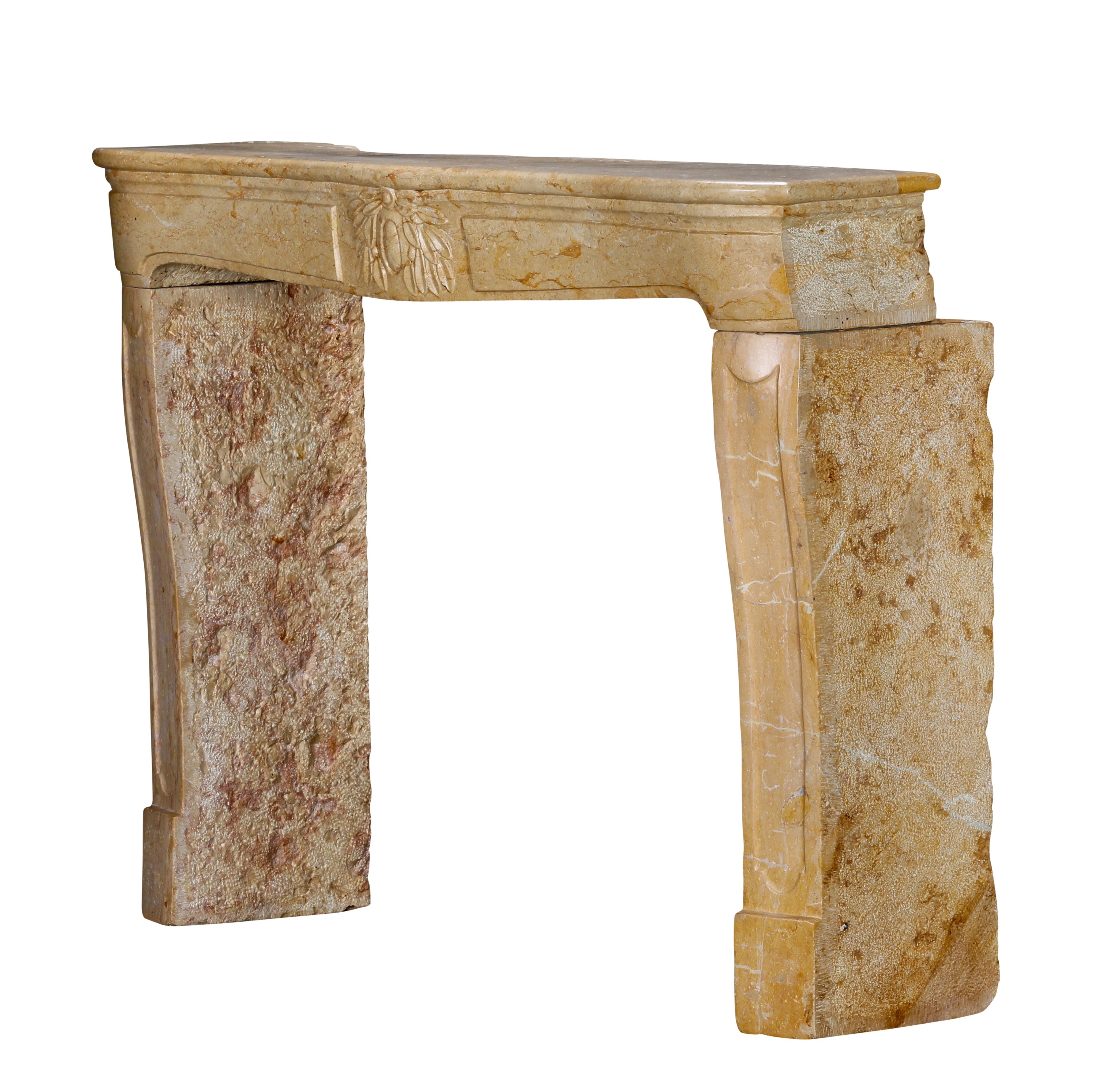 Cheminée Louis XV du XVIIIe siècle en marbre ocre clair avec centre floral sculpté en vente 5