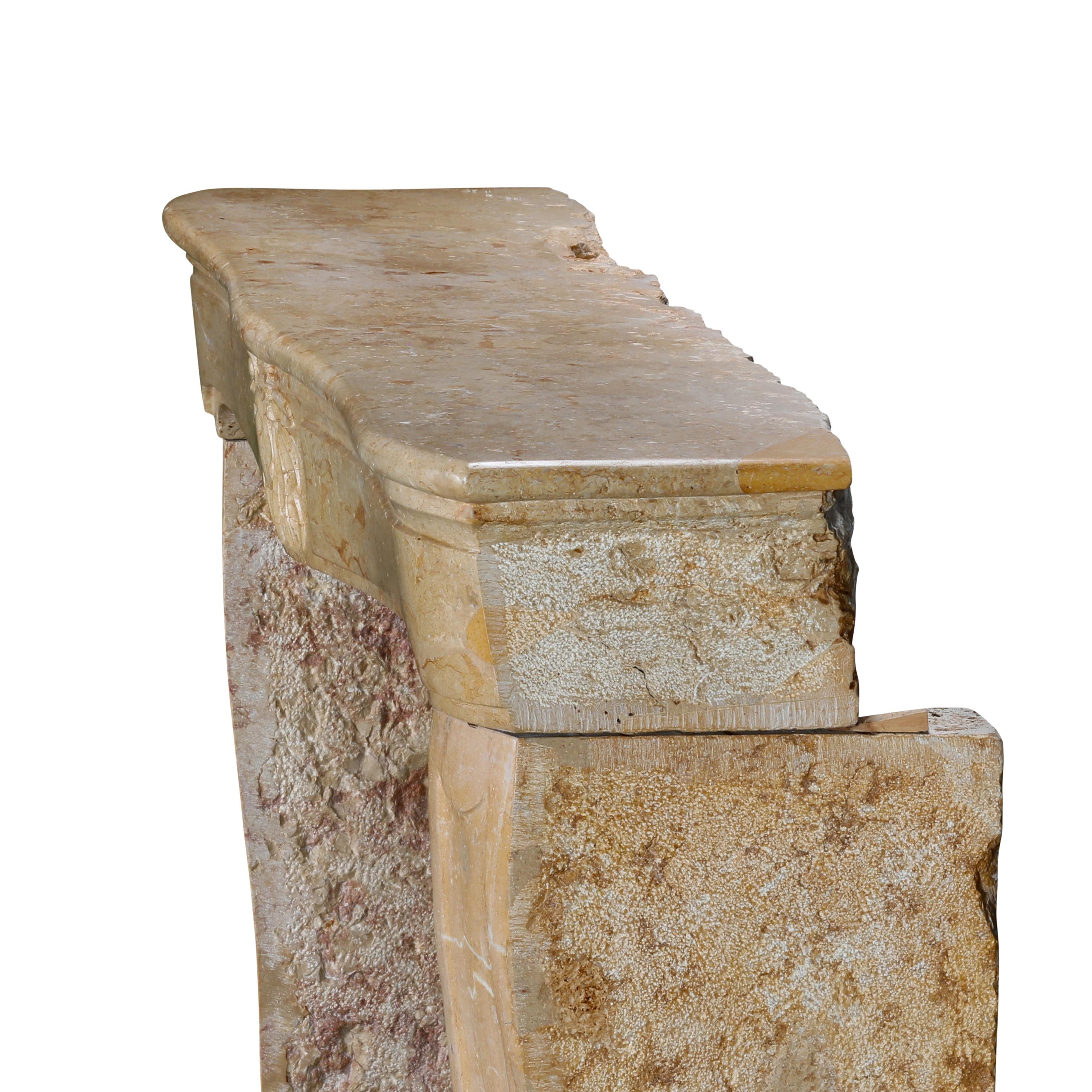 Cheminée Louis XV du XVIIIe siècle en marbre ocre clair avec centre floral sculpté en vente 6