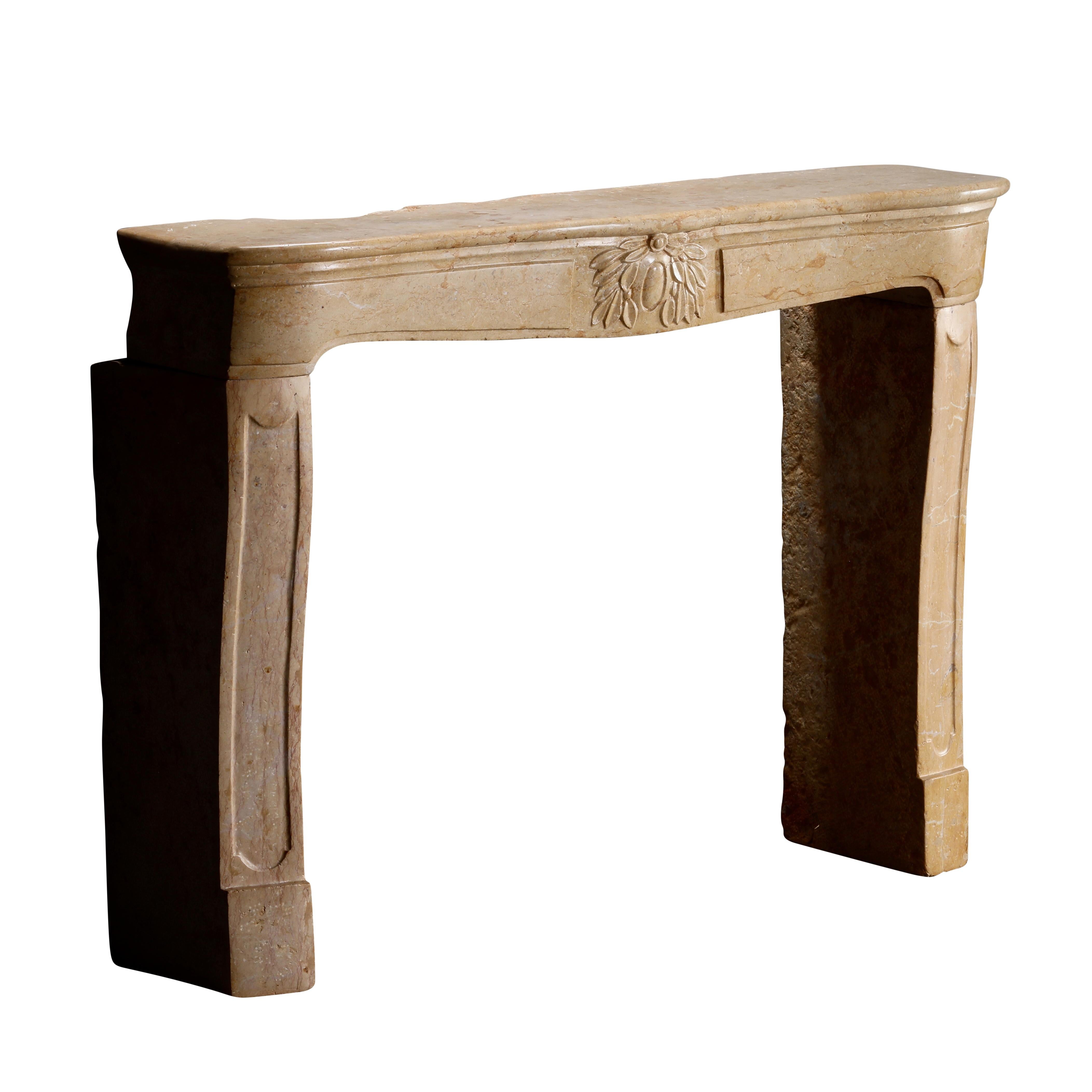 Cheminée Louis XV du XVIIIe siècle en marbre ocre clair avec centre floral sculpté en vente 8