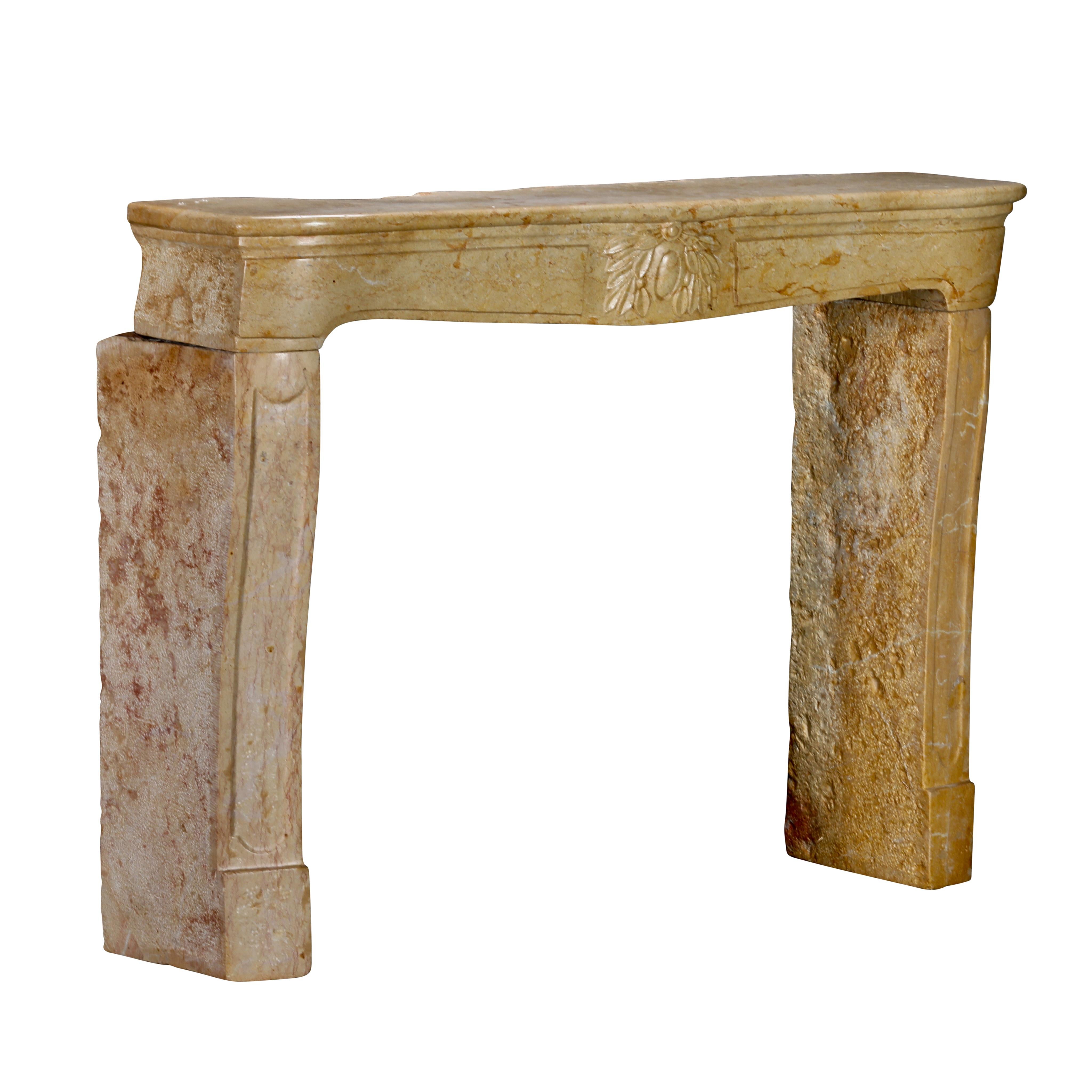 Cheminée Louis XV du XVIIIe siècle en marbre ocre clair avec centre floral sculpté en vente 9