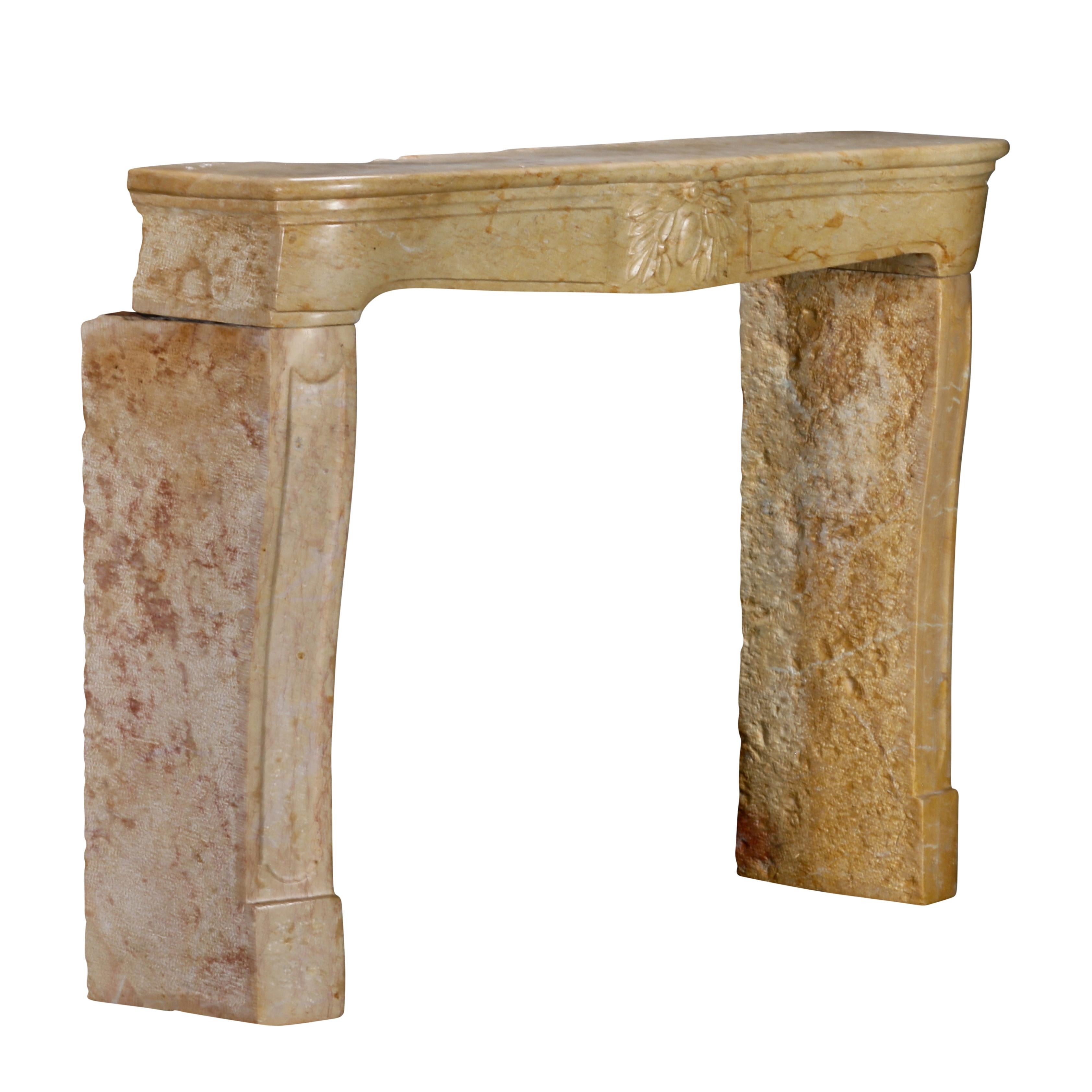 Cheminée Louis XV du XVIIIe siècle en marbre ocre clair avec centre floral sculpté en vente 10