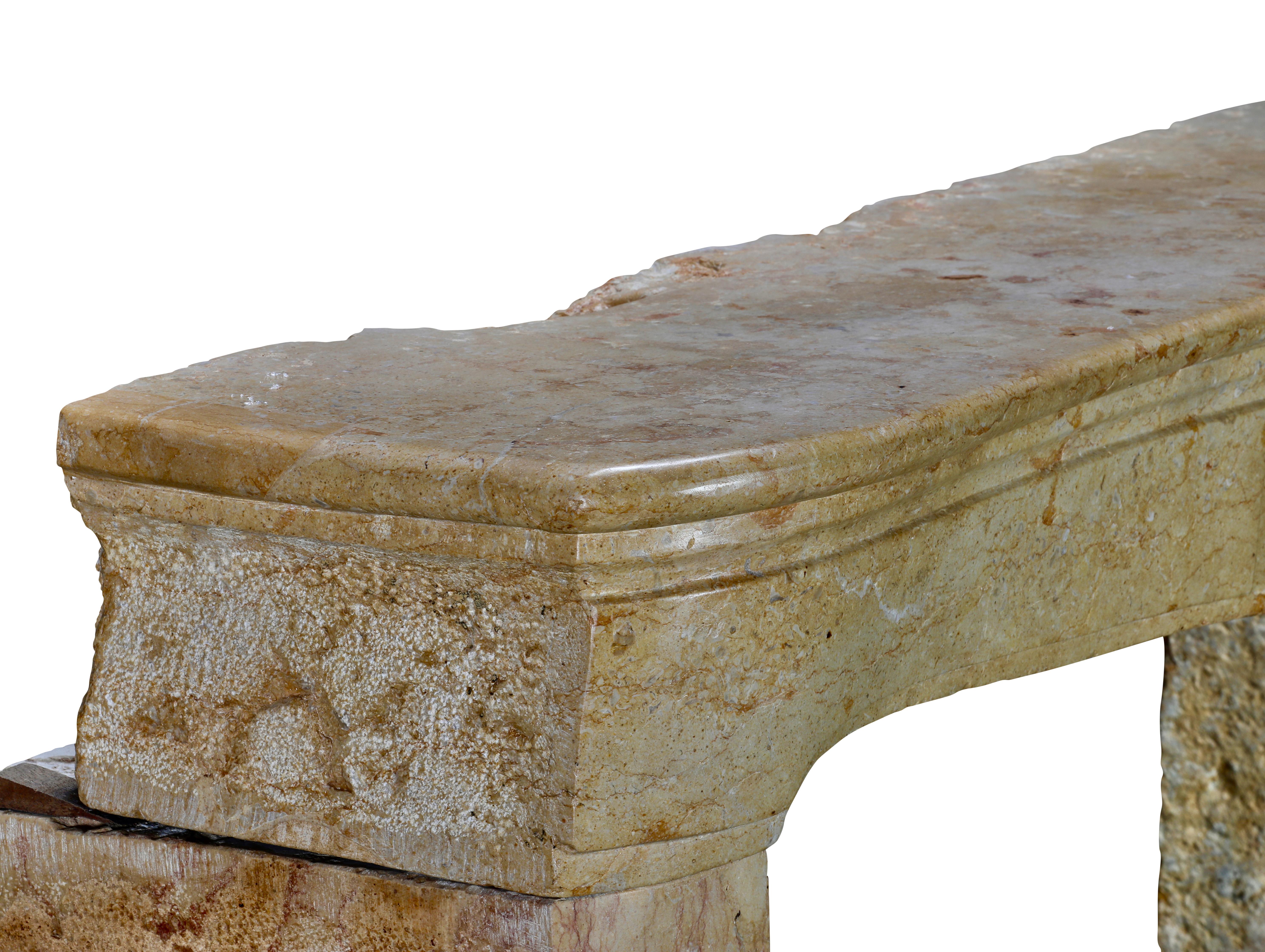 Cheminée Louis XV du XVIIIe siècle en marbre ocre clair avec centre floral sculpté en vente 11