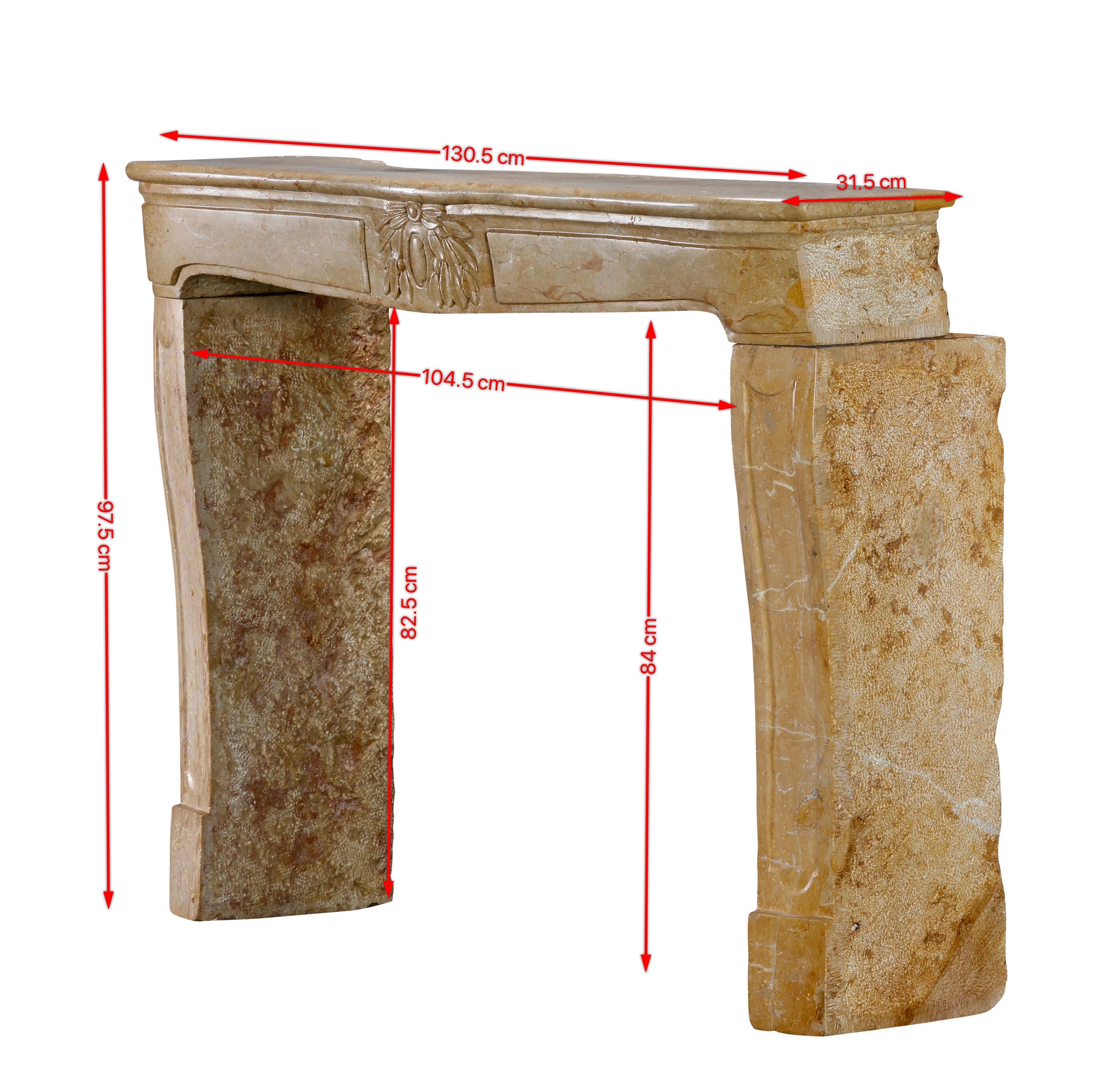 Cet exceptionnel encadrement de cheminée provient de France et date du milieu du XVIIIe siècle. Sculptée dans un marbre ocre lumineux, elle incarne l'esthétique gracieuse de l'époque, caractérisée par des lignes adoucies, une courbure modeste et un