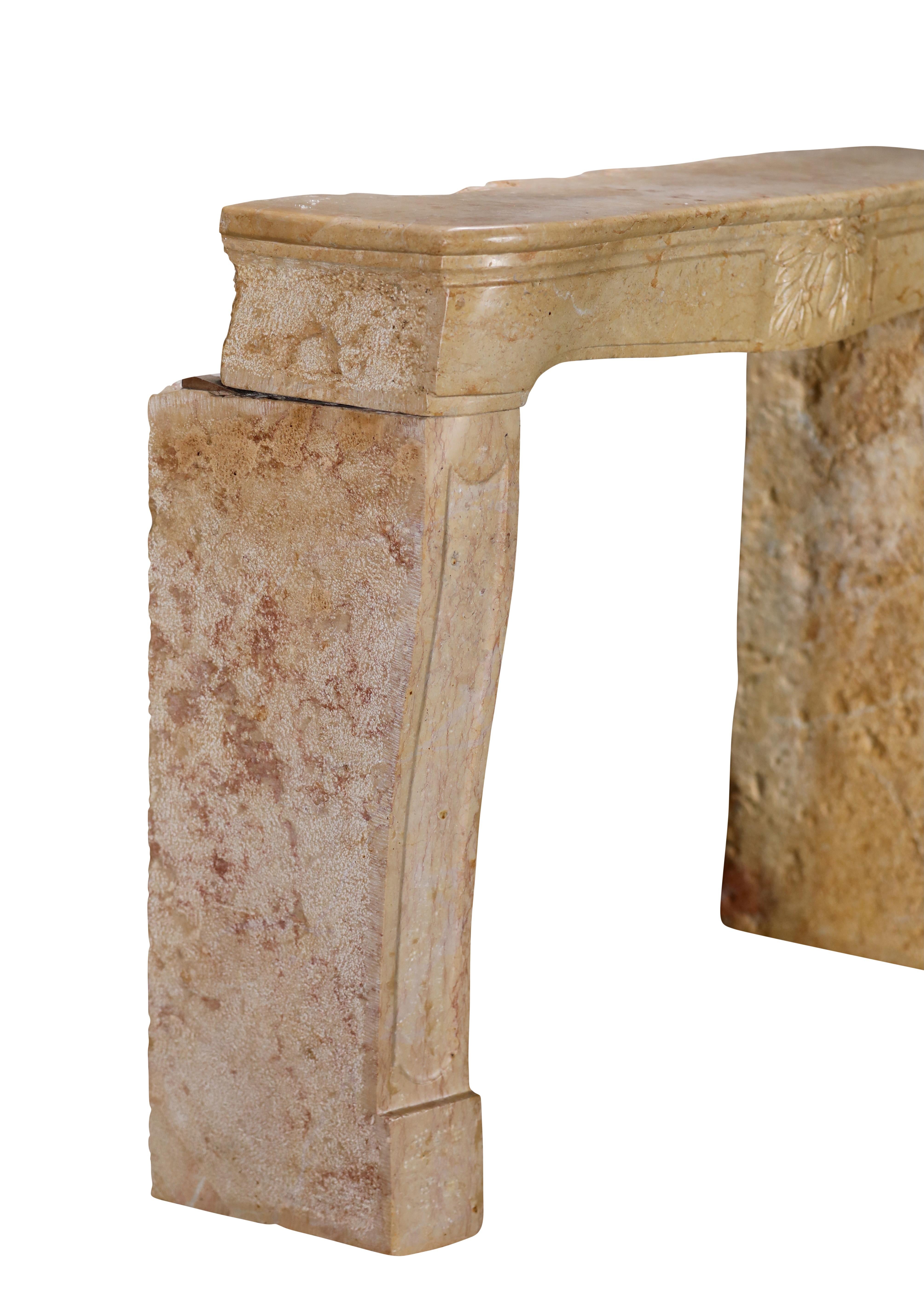 Cheminée Louis XV du XVIIIe siècle en marbre ocre clair avec centre floral sculpté en vente 13