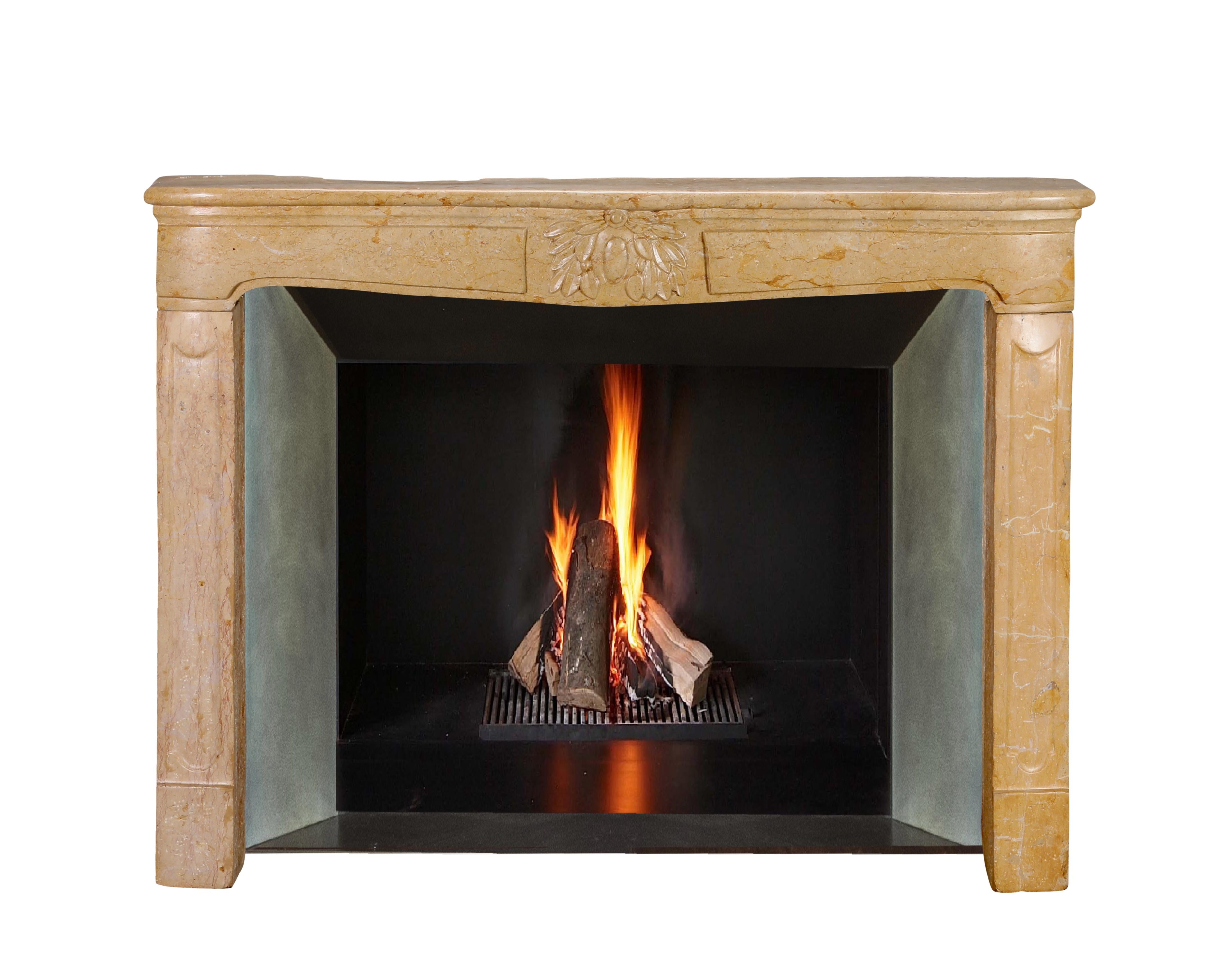 Français Cheminée Louis XV du XVIIIe siècle en marbre ocre clair avec centre floral sculpté en vente