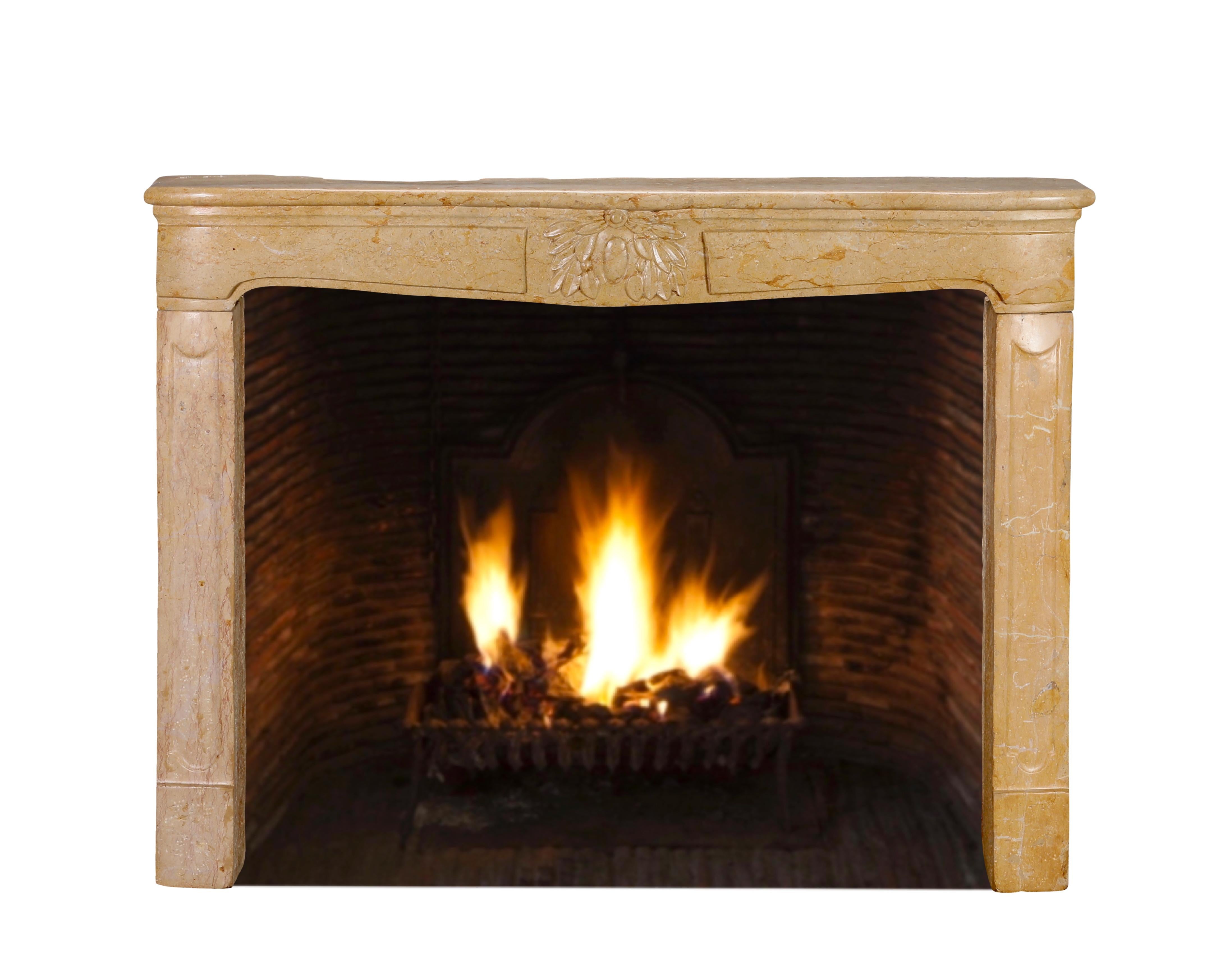 Sculpté à la main Cheminée Louis XV du XVIIIe siècle en marbre ocre clair avec centre floral sculpté en vente