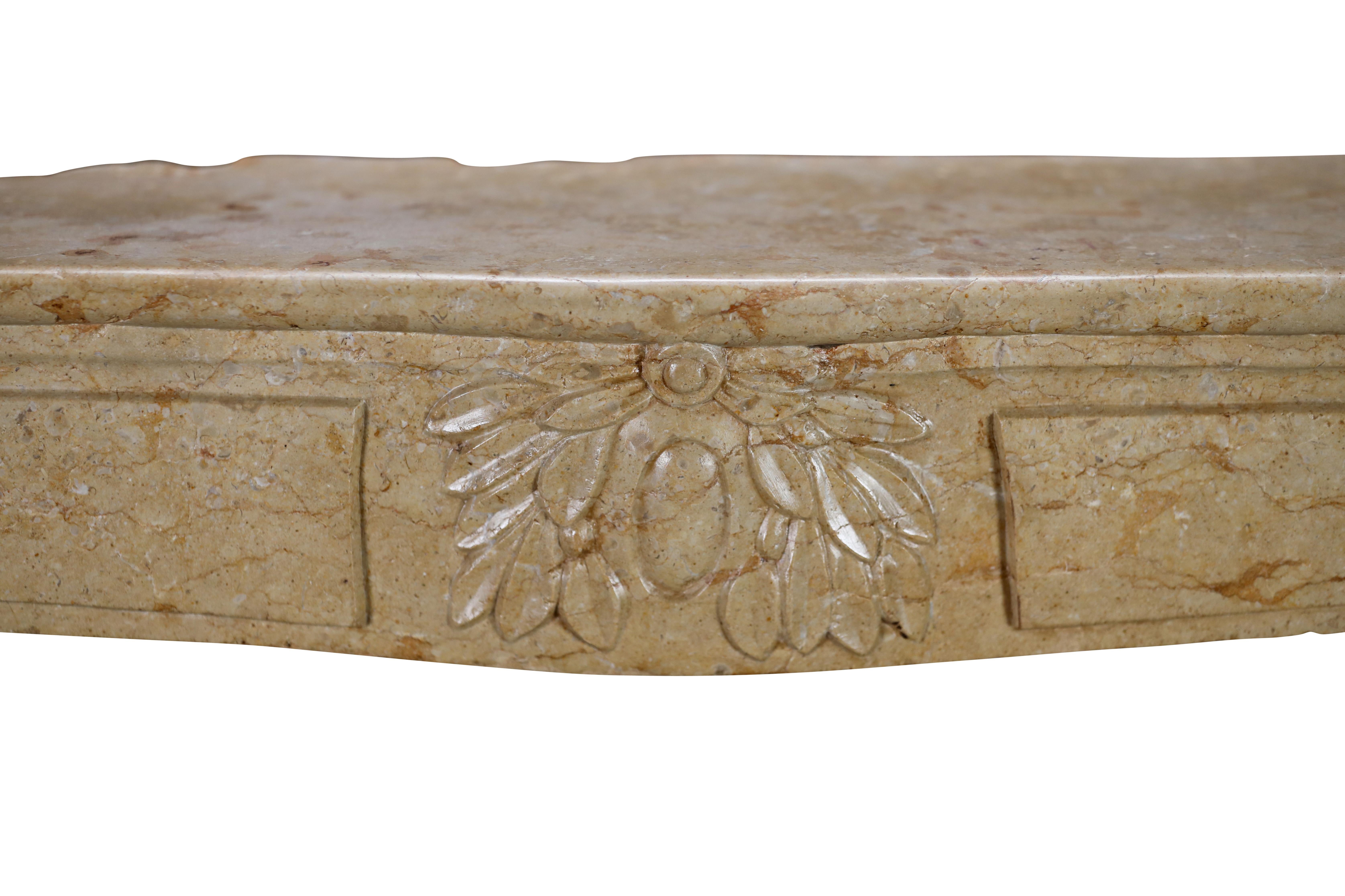 Cheminée Louis XV du XVIIIe siècle en marbre ocre clair avec centre floral sculpté Excellent état - En vente à Beervelde, BE