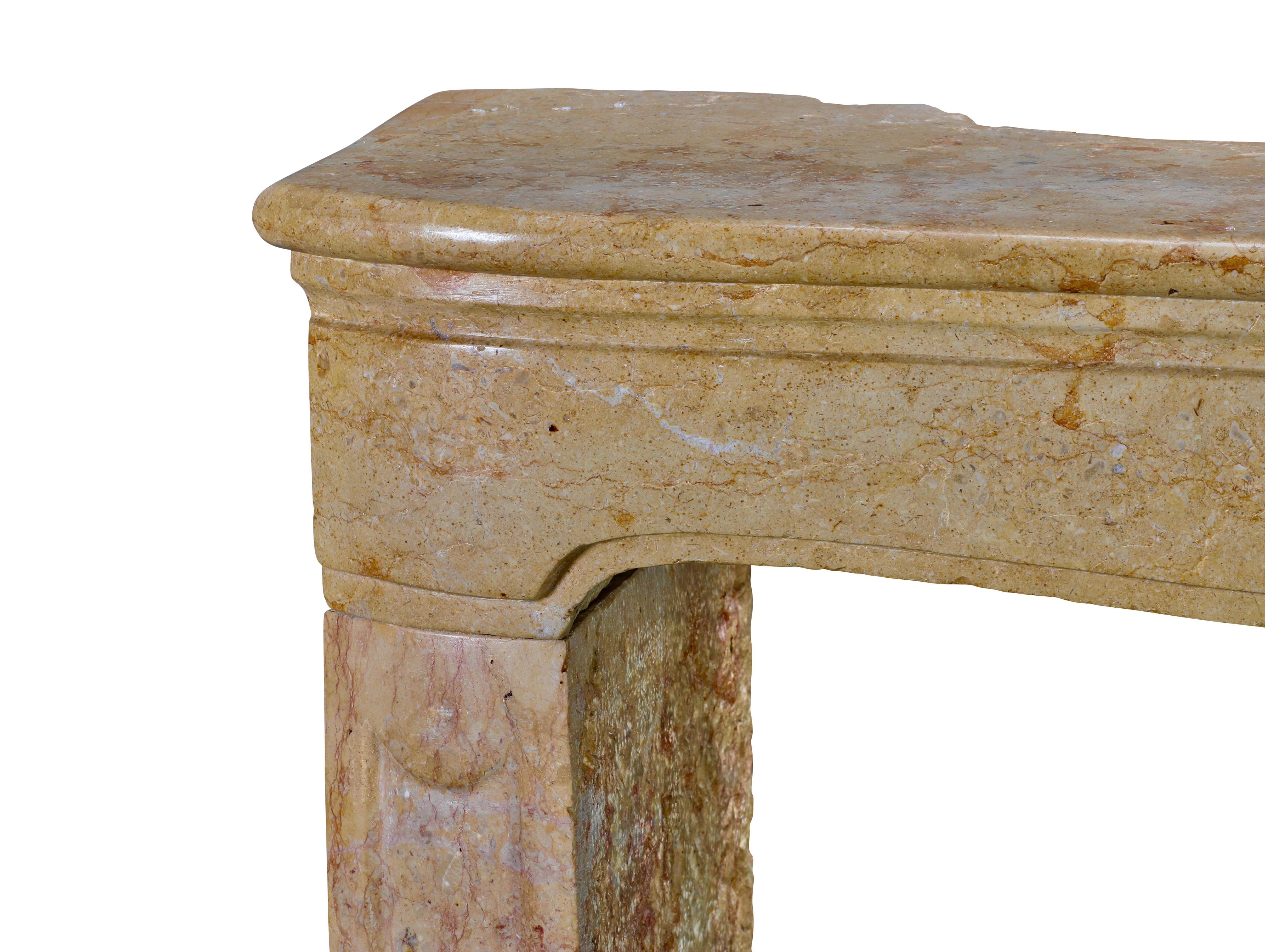 Marbre Cheminée Louis XV du XVIIIe siècle en marbre ocre clair avec centre floral sculpté en vente
