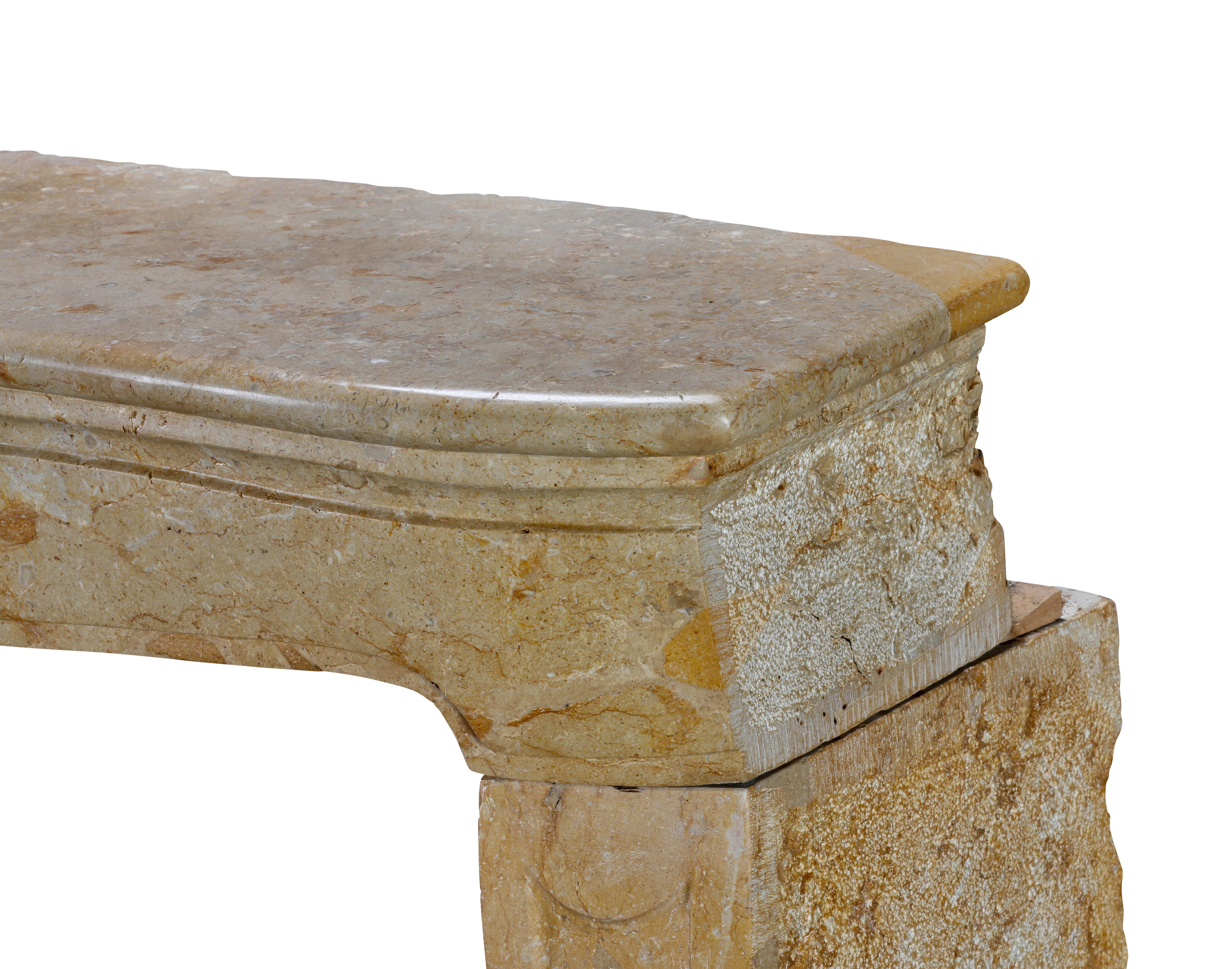 Cheminée Louis XV du XVIIIe siècle en marbre ocre clair avec centre floral sculpté en vente 1