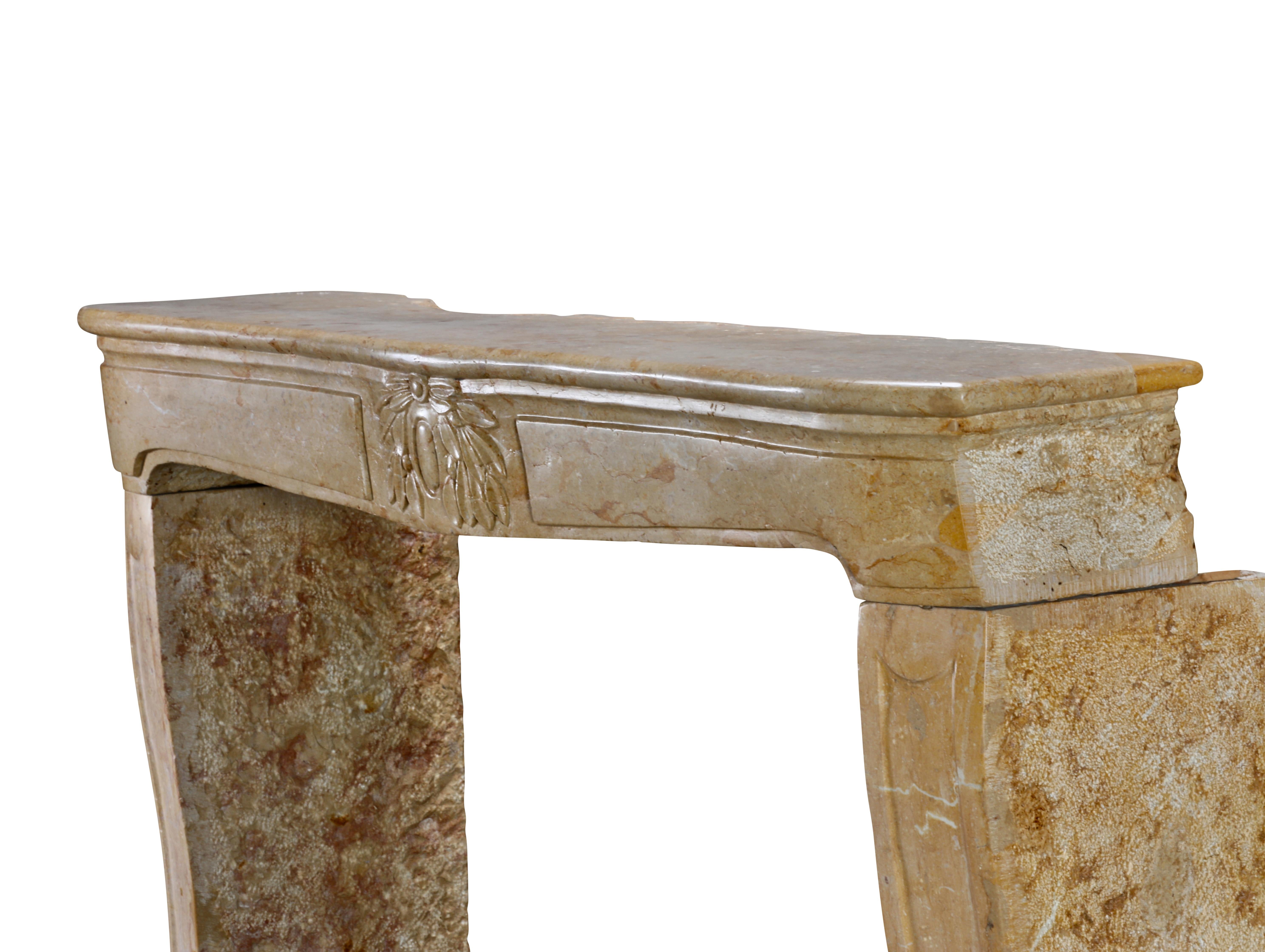 Cheminée Louis XV du XVIIIe siècle en marbre ocre clair avec centre floral sculpté en vente 2
