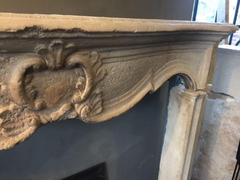 18th Century Louis XV Limestone Fireplace Mantel In Good Condition For Sale In Zedelgem, BE