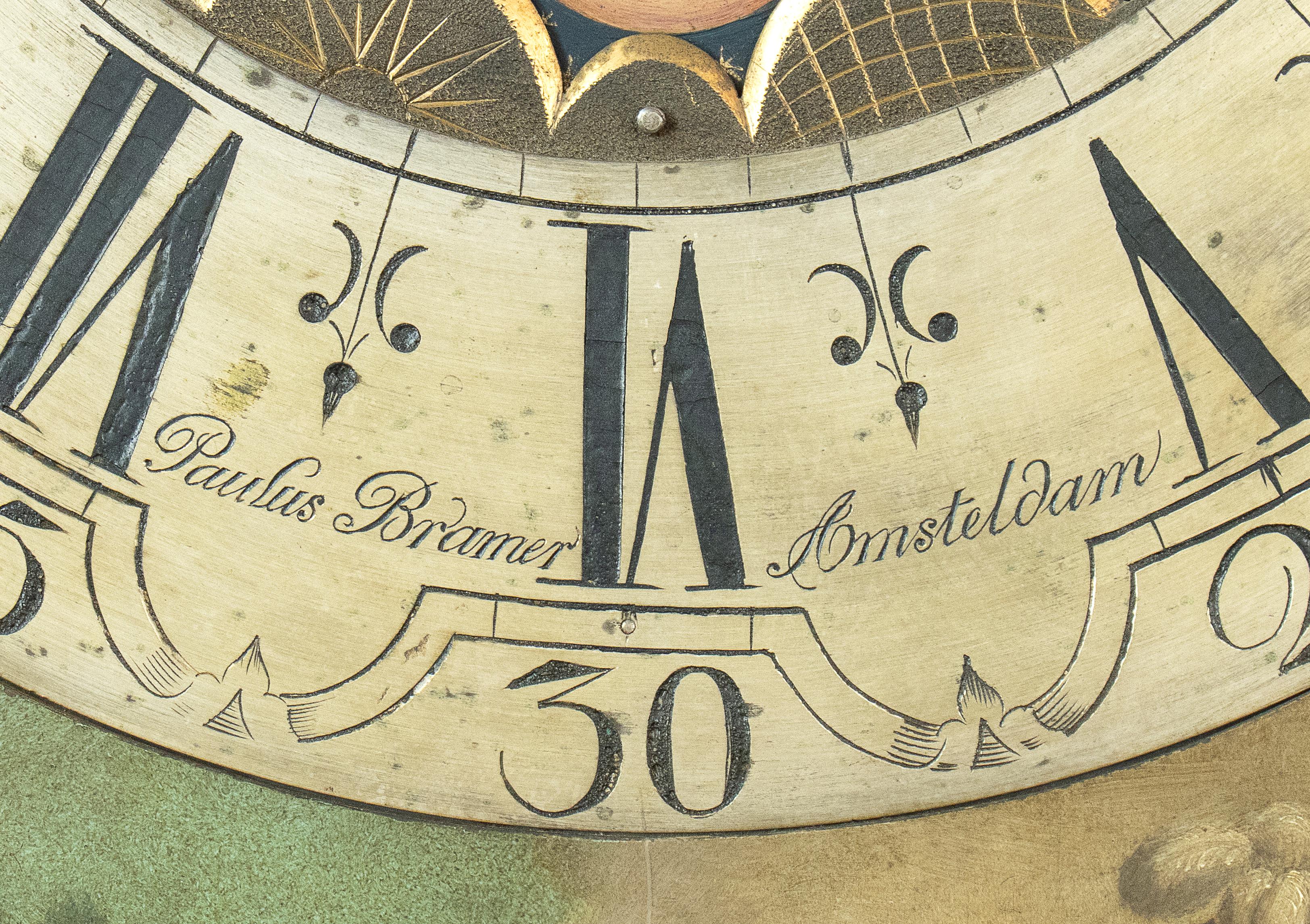 Eine seltene und prächtige Standuhr - Niederlande, Amsterdam, signiert PAULUS BRAMER (ca. 1730-1760)
Gehäuse aus Nussbaumholz mit Intarsien aus Obstholz mit floralen Motiven, oberer Teil mit mythologischer Szene bemalt, rundes Zifferblatt signiert