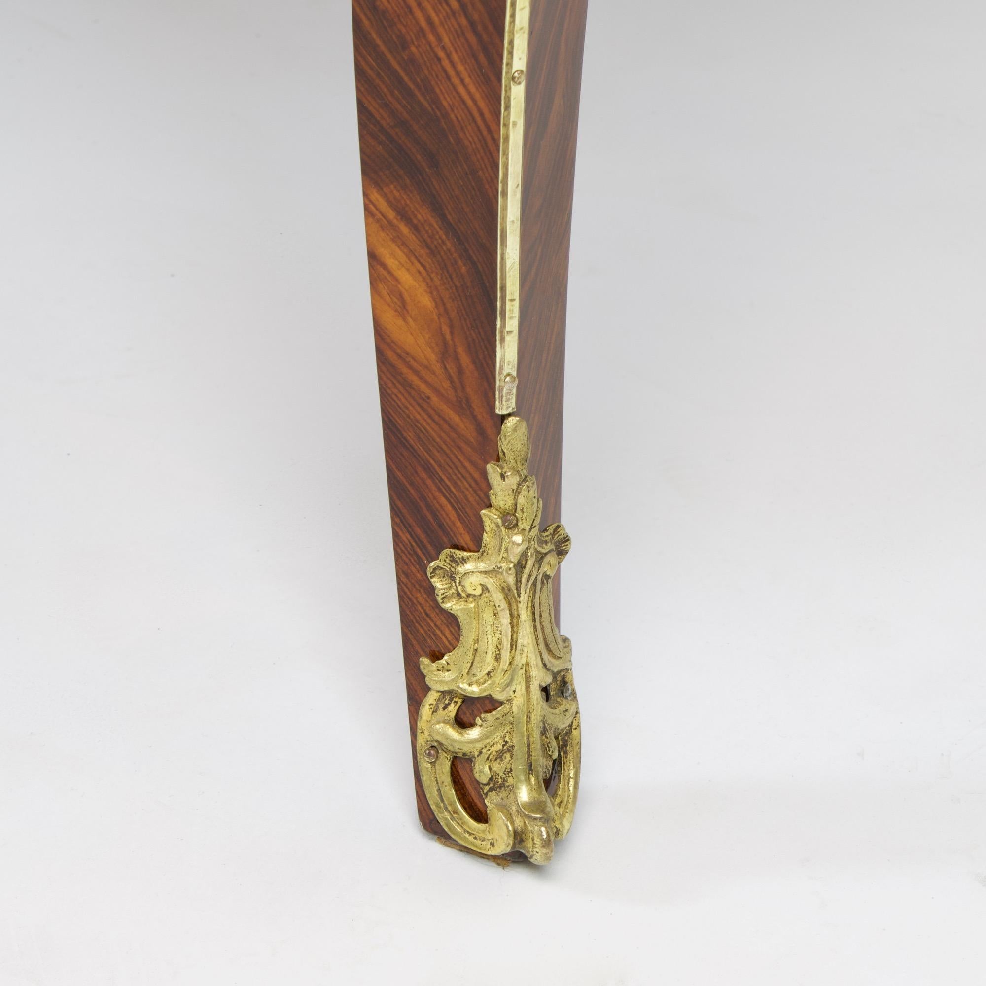 Commode ou sauteuse Louis XV du 18ème siècle, estampillée « P.ROUSSEL » en vente 2