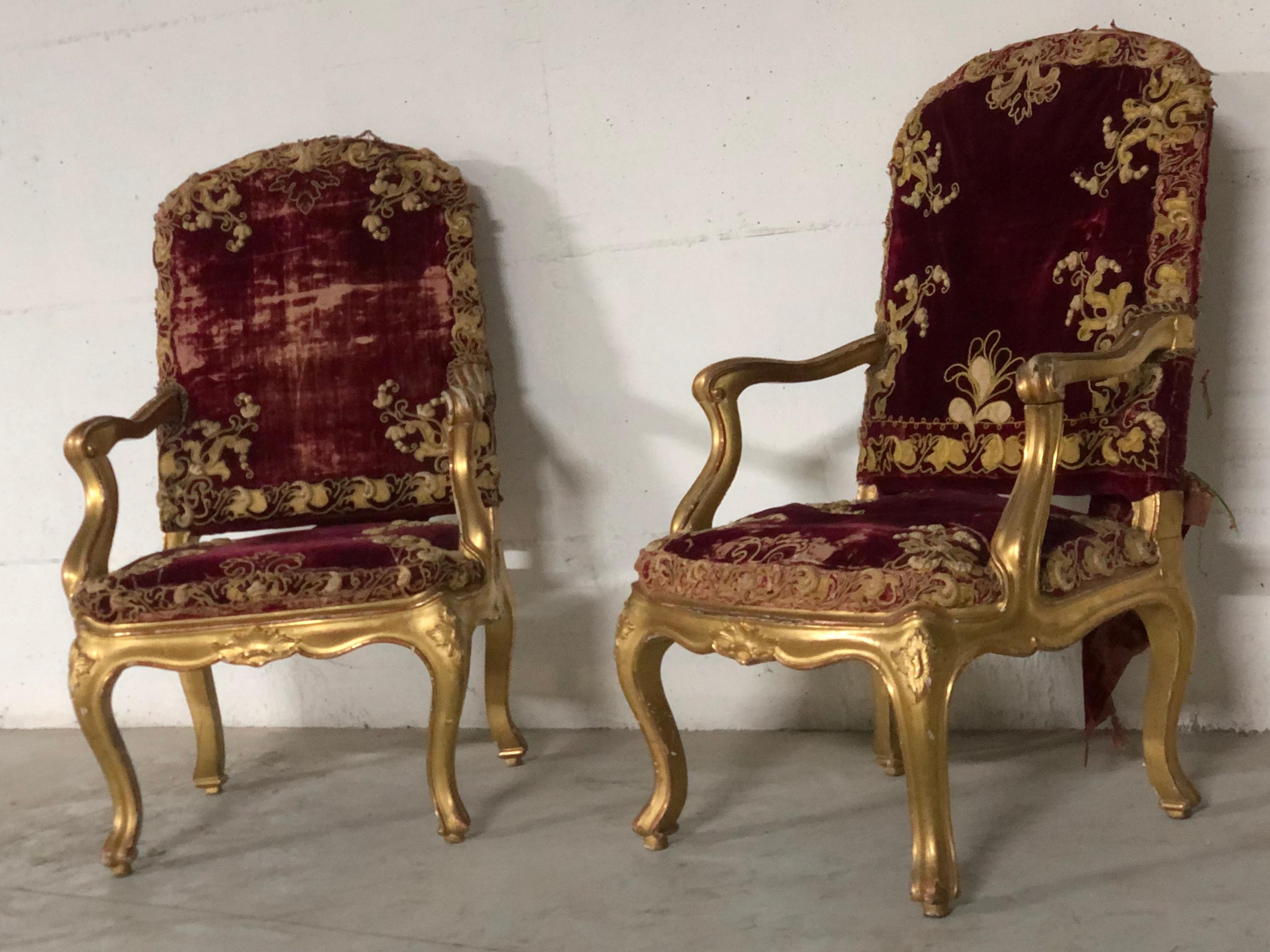 18th Century Louis XV Pair of France Wooden Gilt Armchair Original Red Gold In Good Condition For Sale In Roma, IT