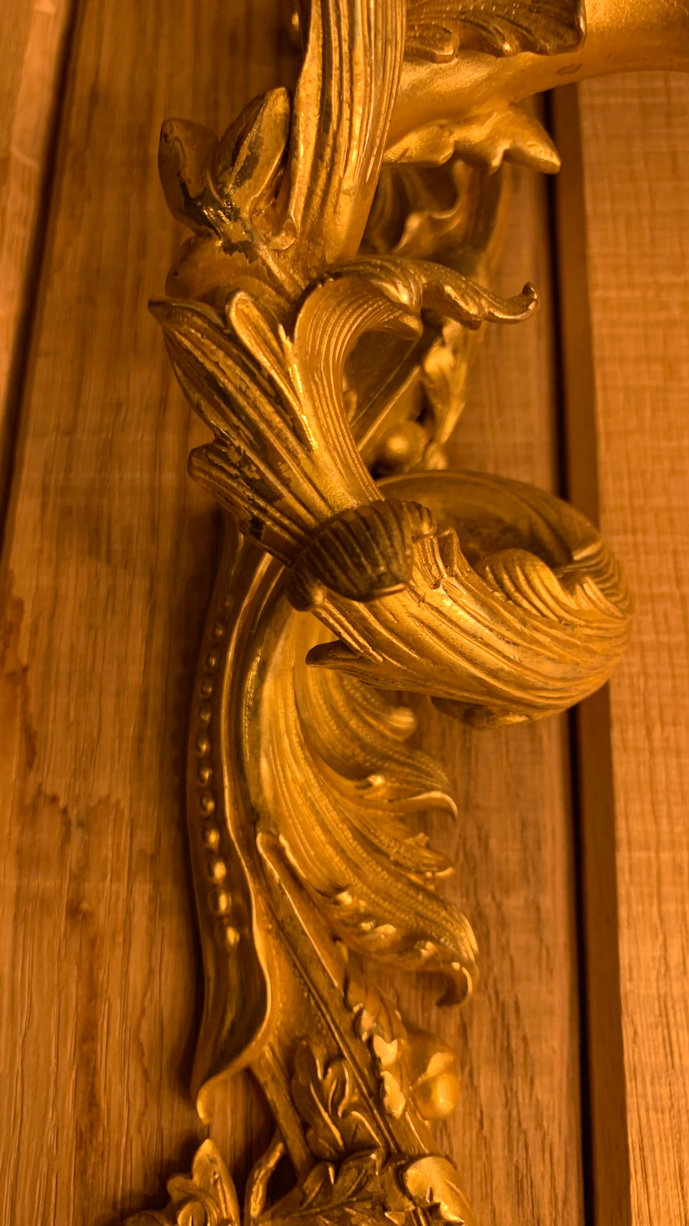Pareja de apliques Luis XV del siglo XVIII en bronce dorado en venta 2