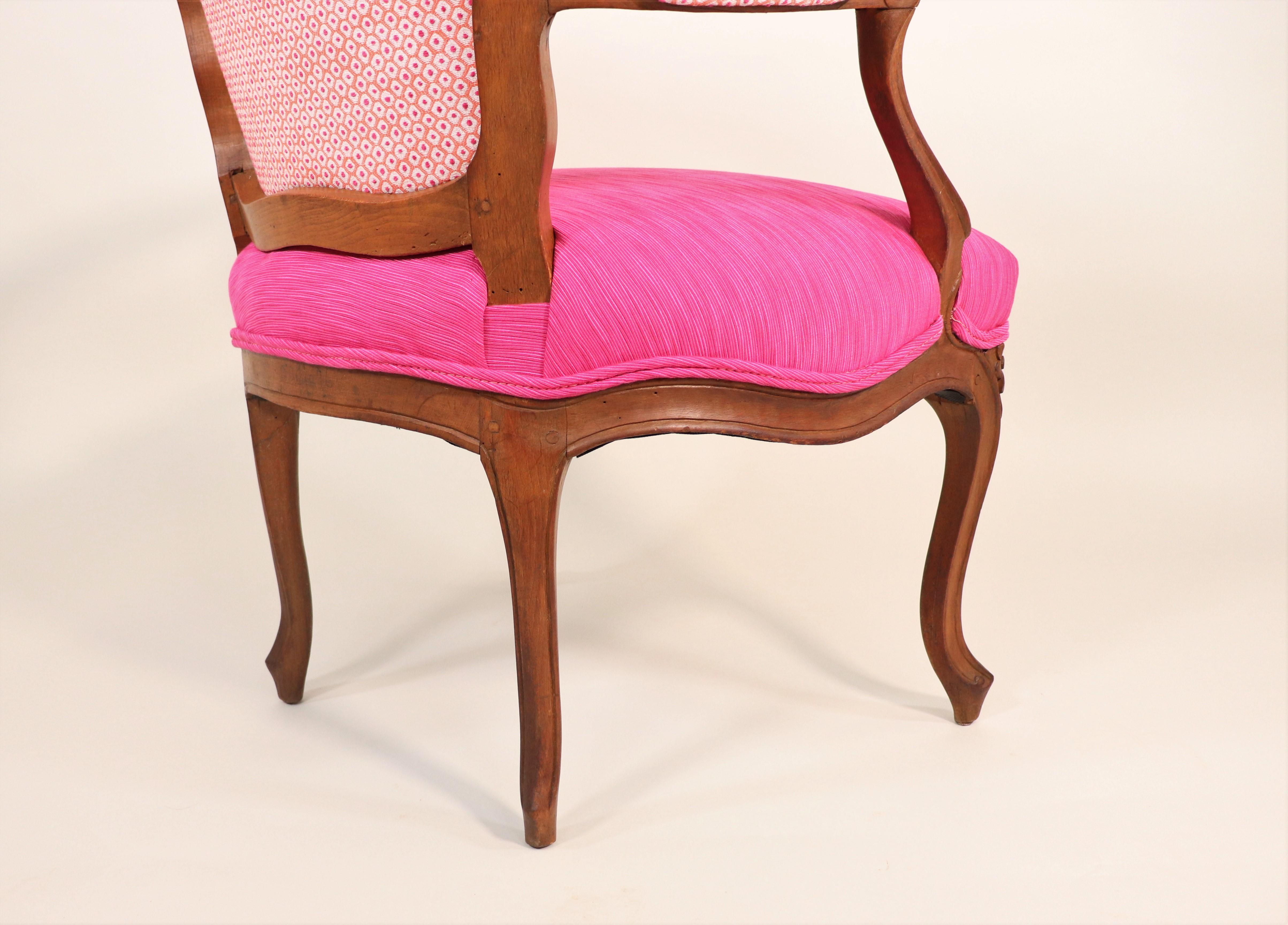 Fauteuil-Sessel aus der Louis-XV-Periode des 18. Jahrhunderts mit modernem Stoff im Angebot 4