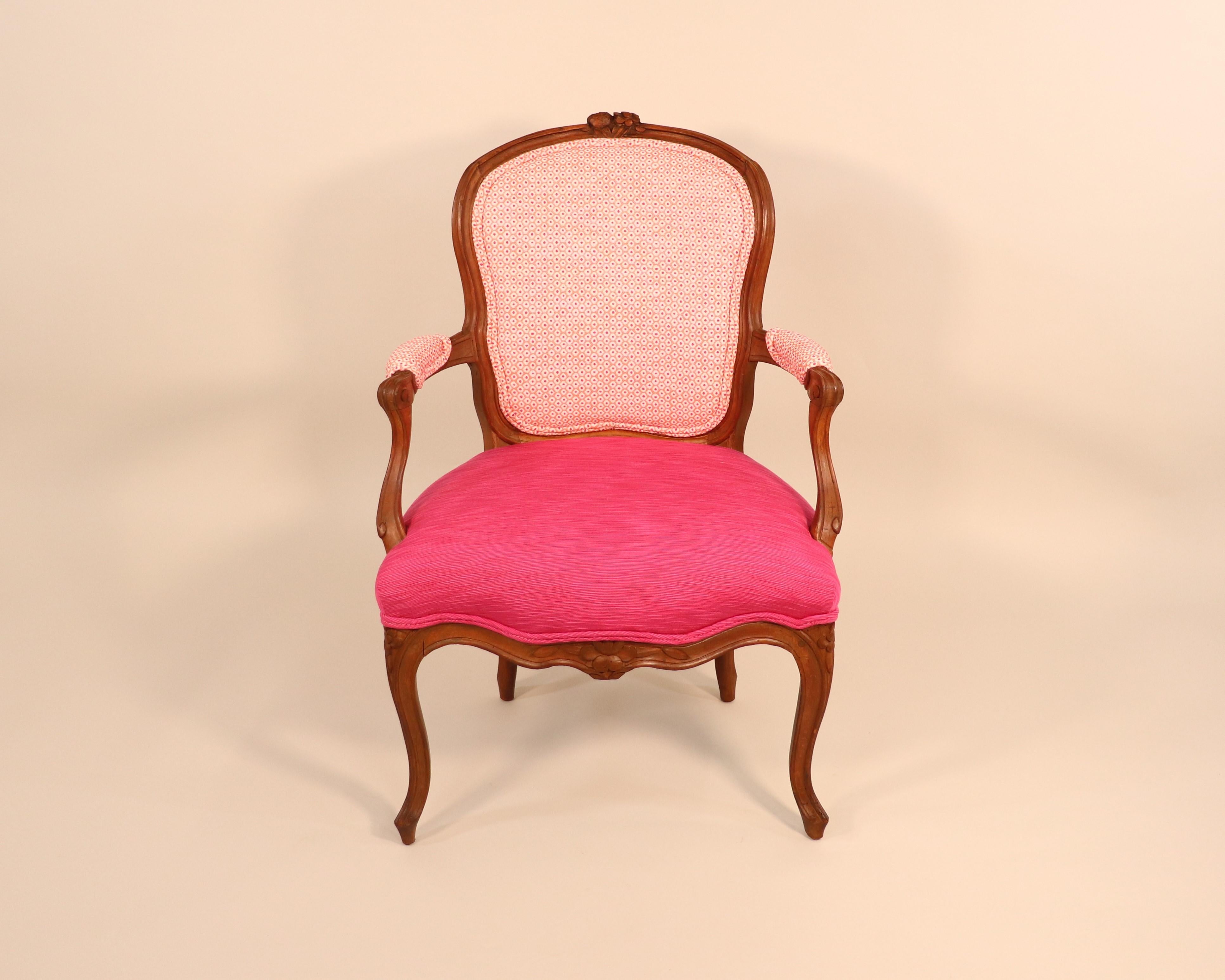 Dieser französische Stuhl der Louis XV-Periode aus dem 18. Jahrhundert ist hervorragend verarbeitet. Sanfte S-Kurven und naturalistische Blumenmotive sind charakteristisch für diese Zeit. Es wird vermutet, dass die zunehmende gesellschaftliche