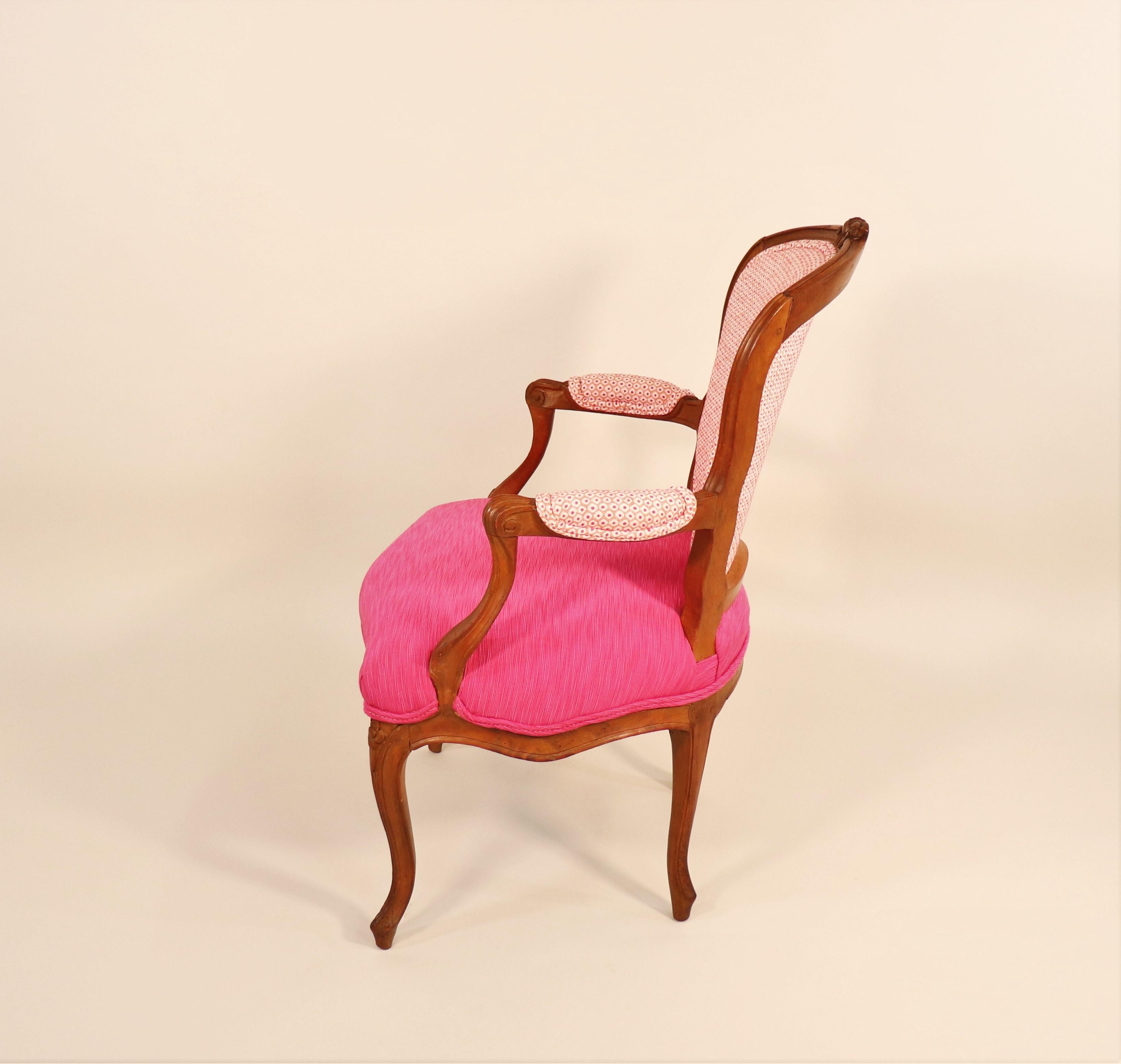 Fauteuil-Sessel aus der Louis-XV-Periode des 18. Jahrhunderts mit modernem Stoff (Französisch) im Angebot