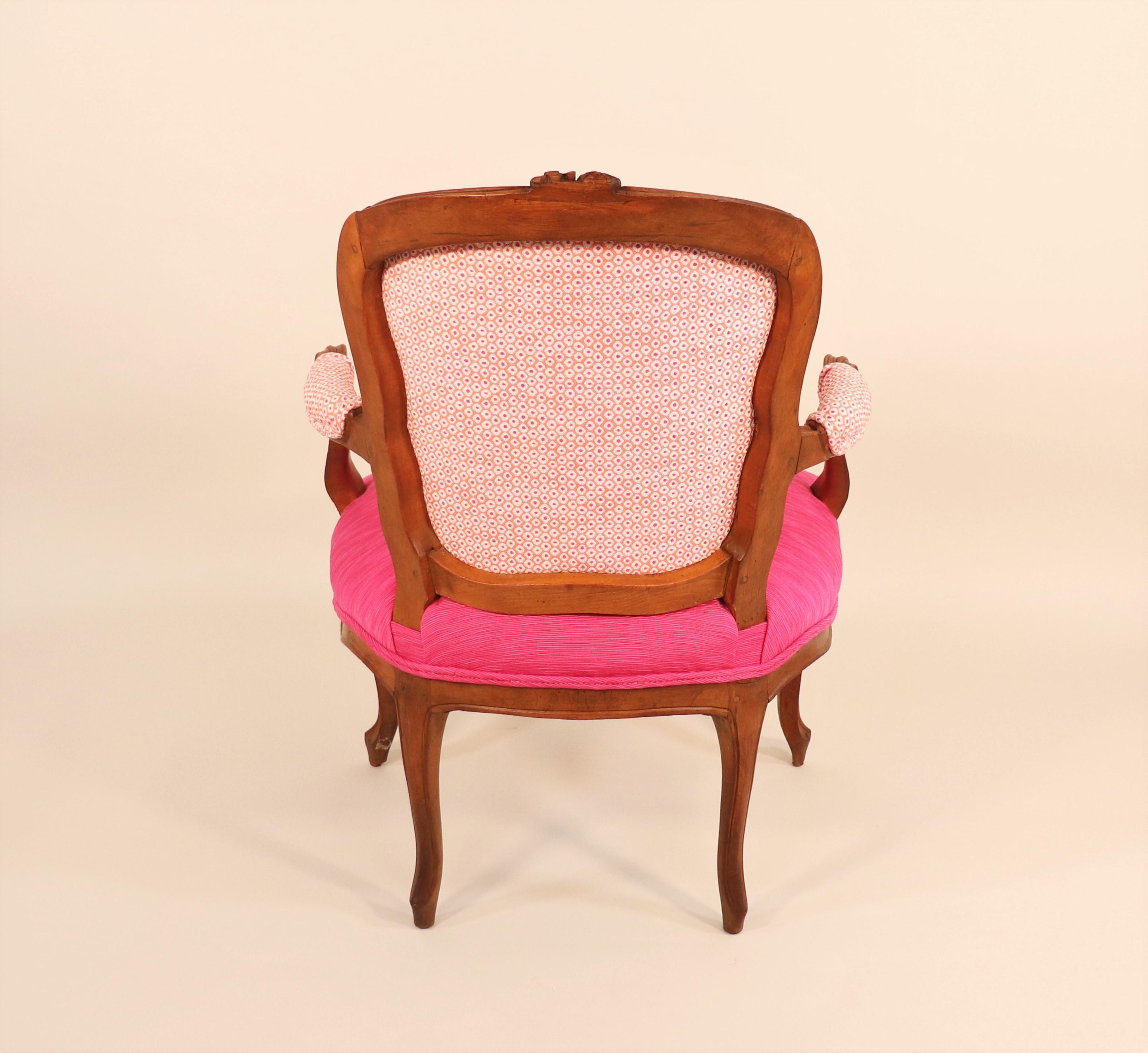 Fauteuil-Sessel aus der Louis-XV-Periode des 18. Jahrhunderts mit modernem Stoff im Zustand „Gut“ im Angebot in Chicago, IL