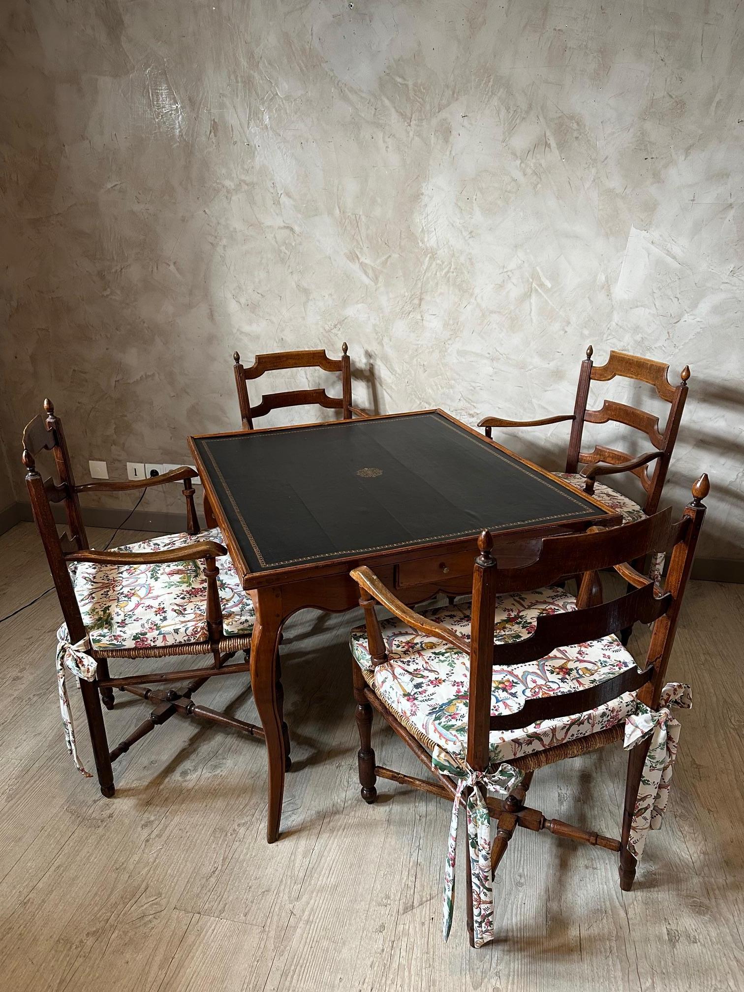Spieltisch aus der Louis XV-Periode des 18. Jahrhunderts mit vier Stühlen  (Louis XV.) im Angebot