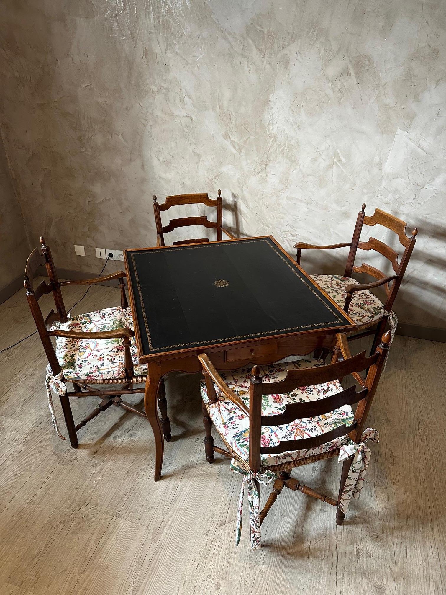 Spieltisch aus der Louis XV-Periode des 18. Jahrhunderts mit vier Stühlen  (Französisch) im Angebot