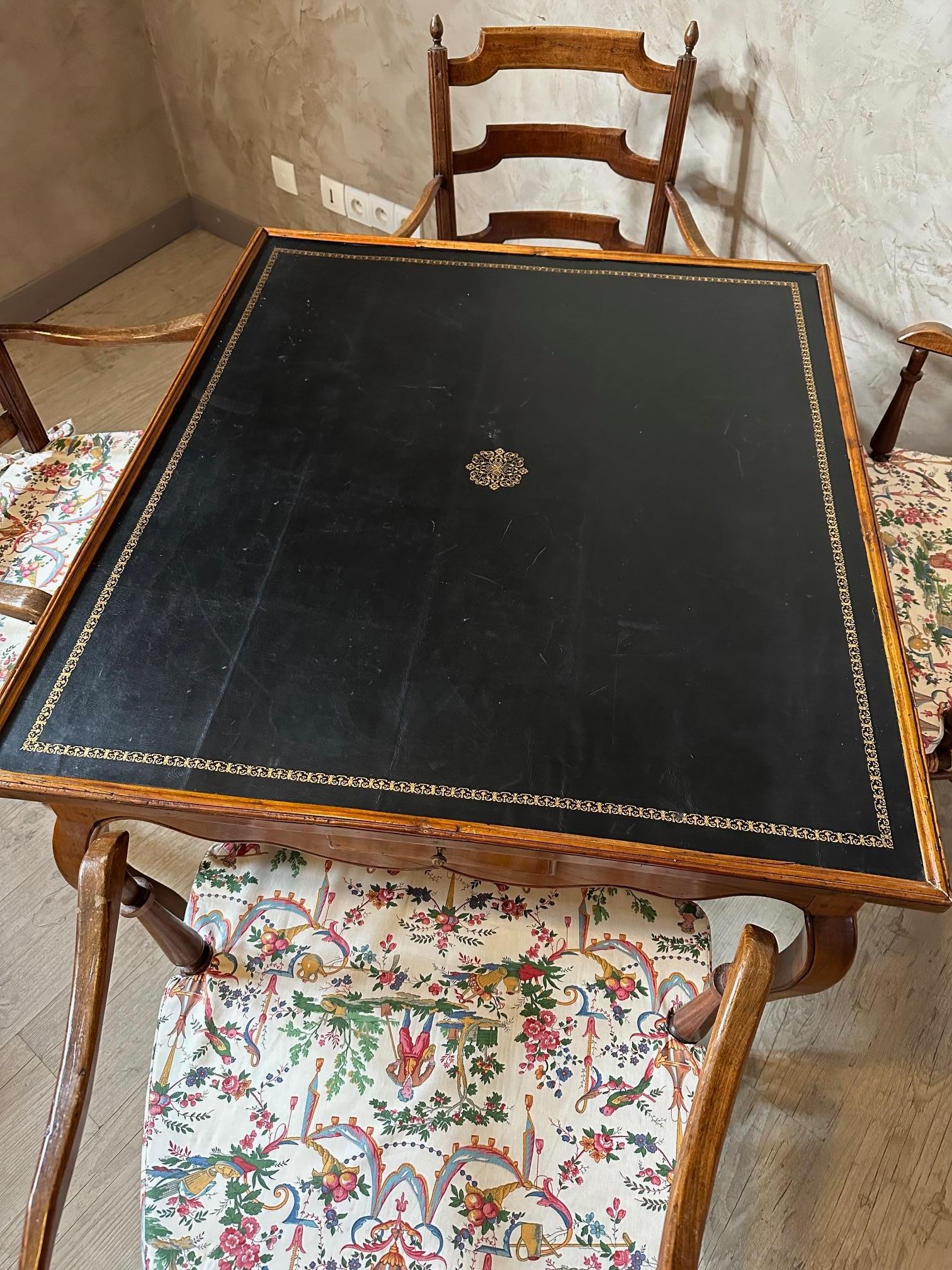 Spieltisch aus der Louis XV-Periode des 18. Jahrhunderts mit vier Stühlen  im Zustand „Gut“ im Angebot in LEGNY, FR