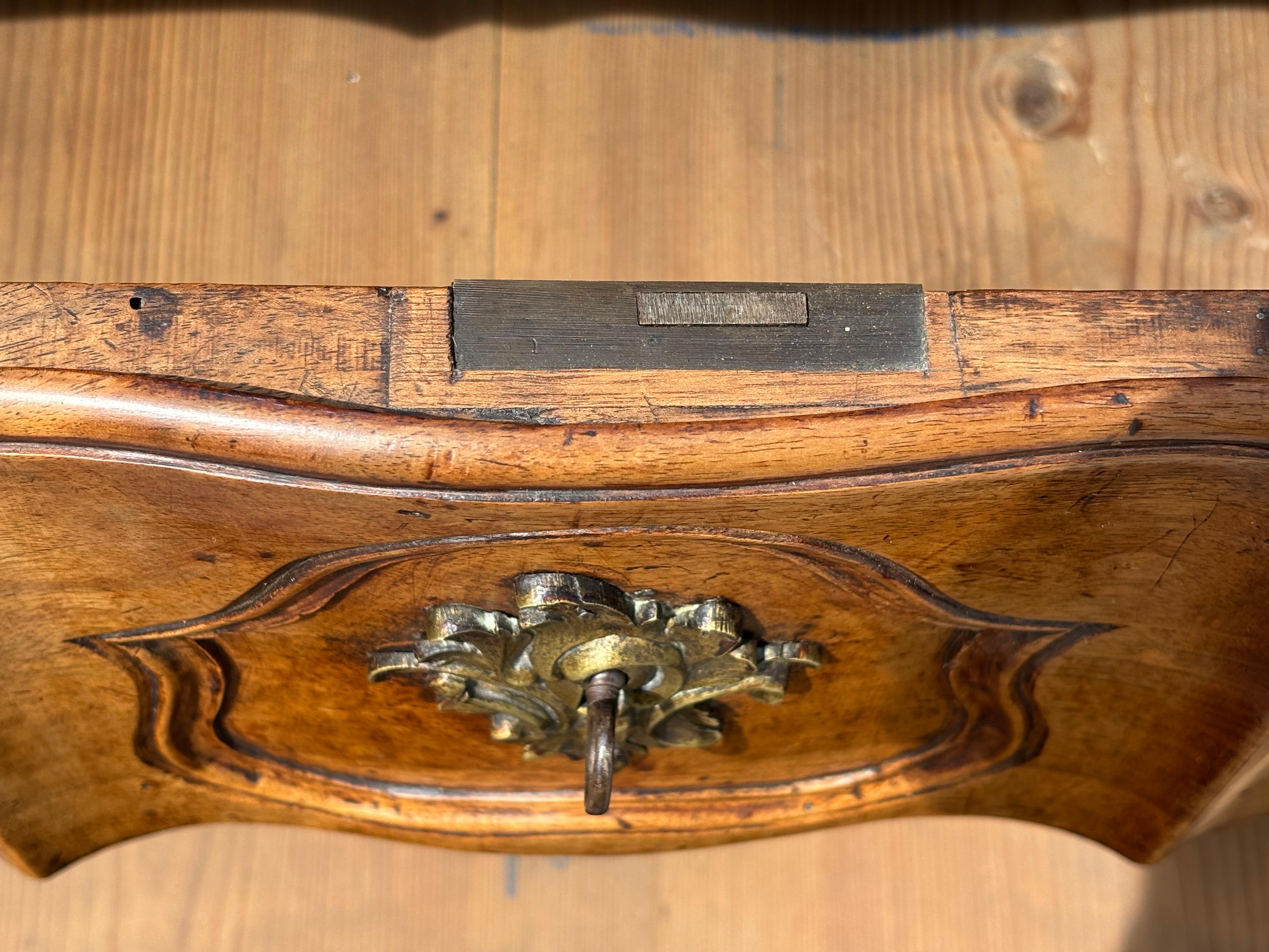 Kommode aus Nussbaumholz aus dem 18. Jahrhundert im Louis XV-Stil im Angebot 4
