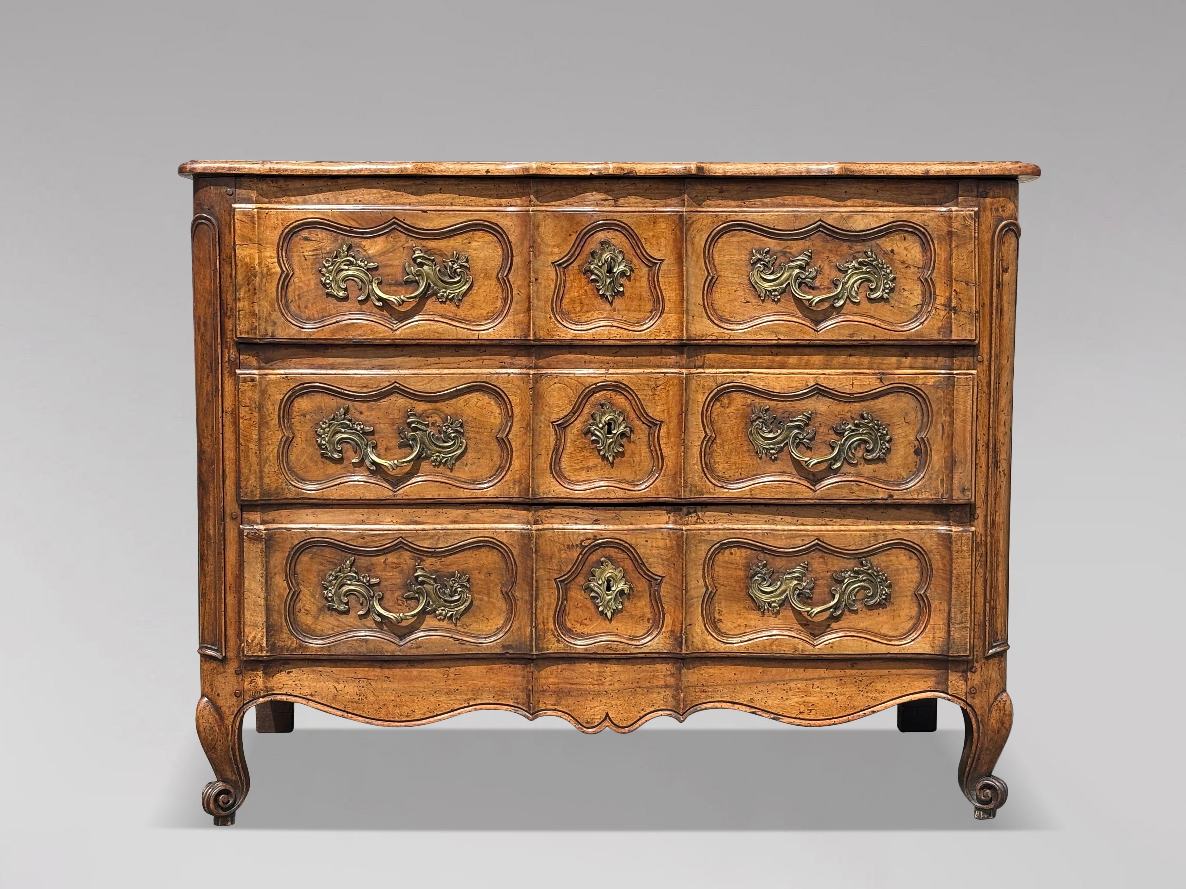Charmant 18. Jahrhundert Louis XV Periode Nussbaum Armbrust Kommode

Diese französische Kommode aus Nussbaum aus der Mitte des 18. Jahrhunderts aus der Zeit Ludwigs XV. ist ein beeindruckendes Stück. Er besteht aus drei Ebenen und hat eine