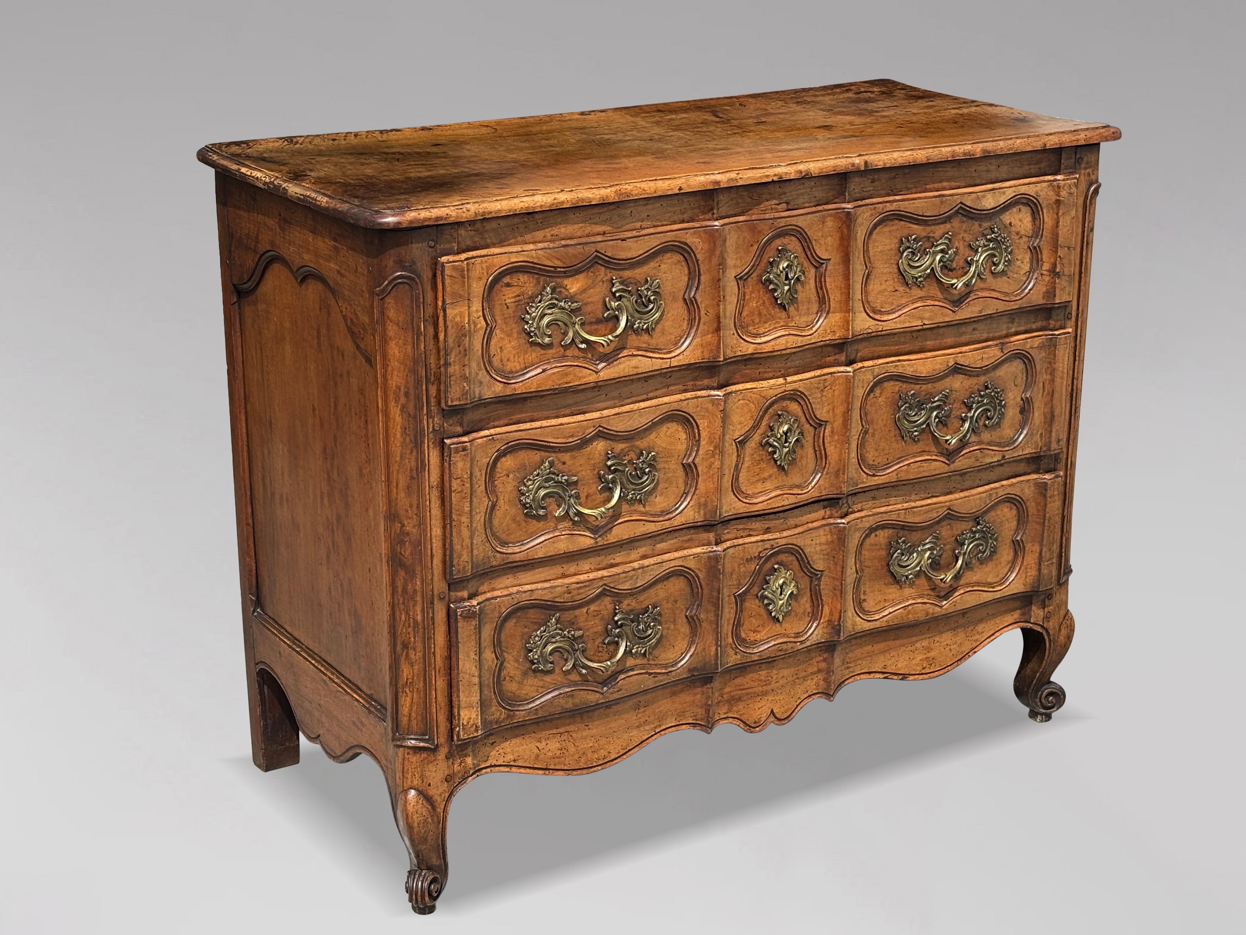 Kommode aus Nussbaumholz aus dem 18. Jahrhundert im Louis XV-Stil (Louis XV.) im Angebot