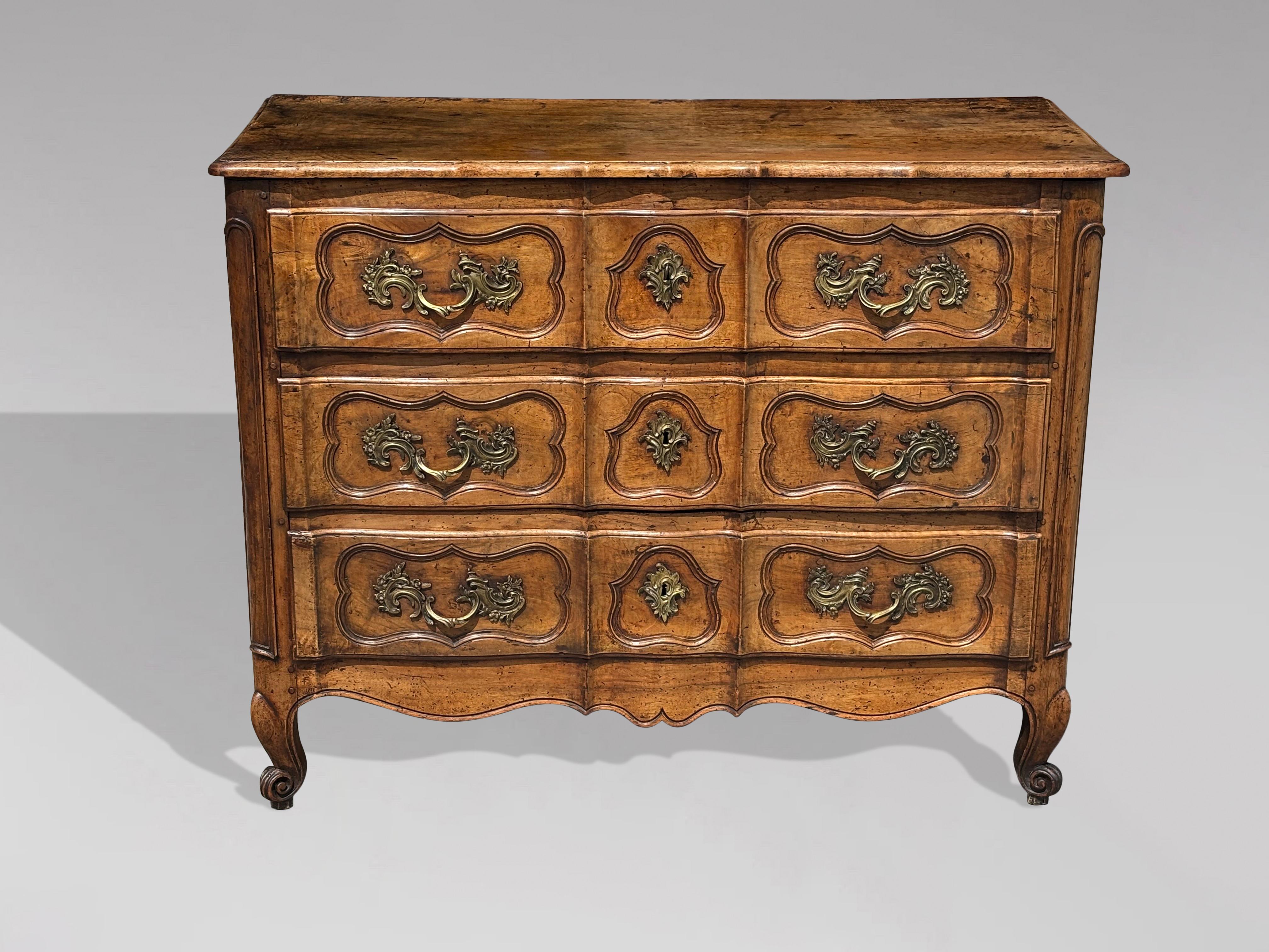 Kommode aus Nussbaumholz aus dem 18. Jahrhundert im Louis XV-Stil im Zustand „Gut“ im Angebot in Petworth,West Sussex, GB