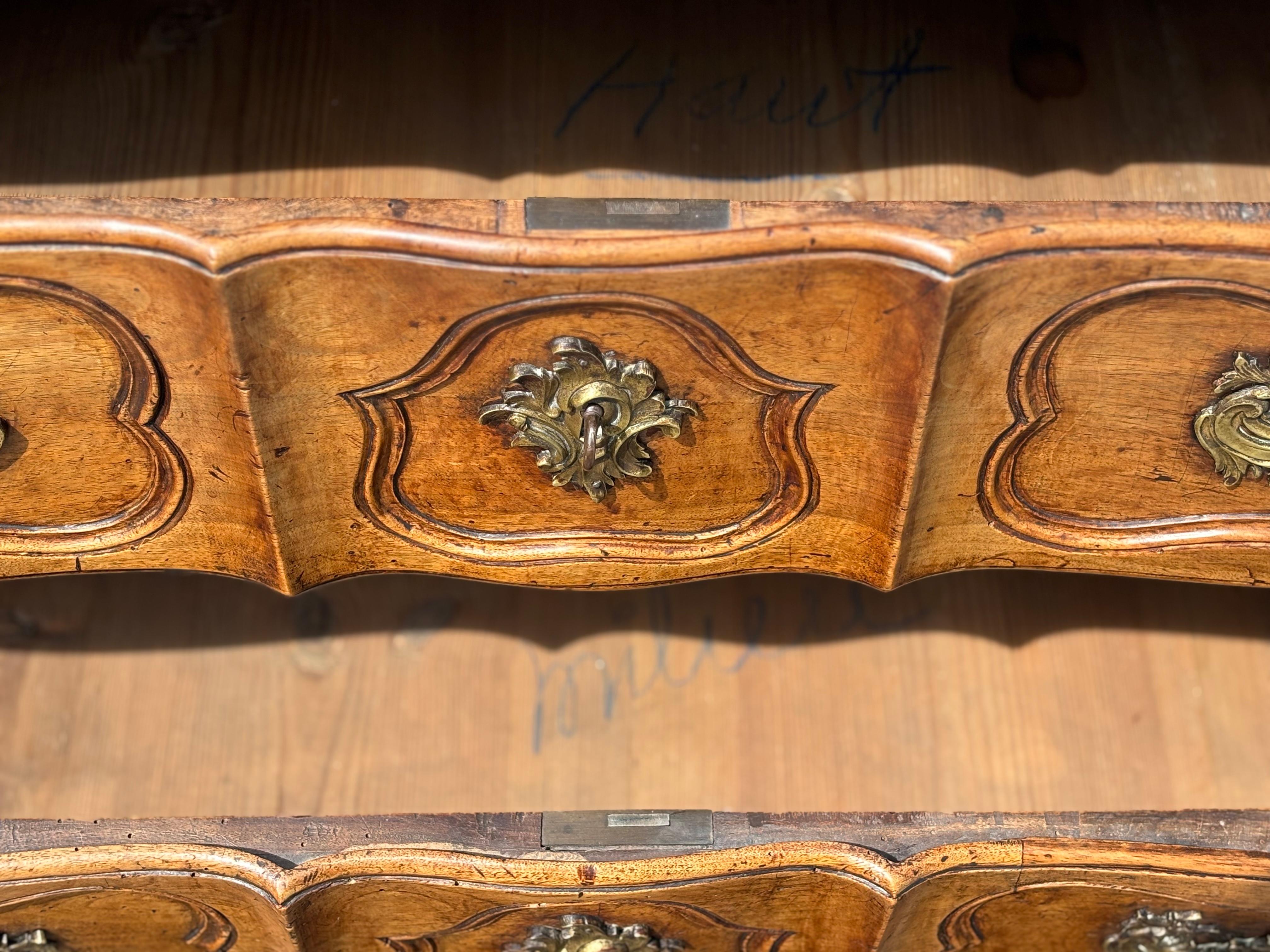 Kommode aus Nussbaumholz aus dem 18. Jahrhundert im Louis XV-Stil im Angebot 1