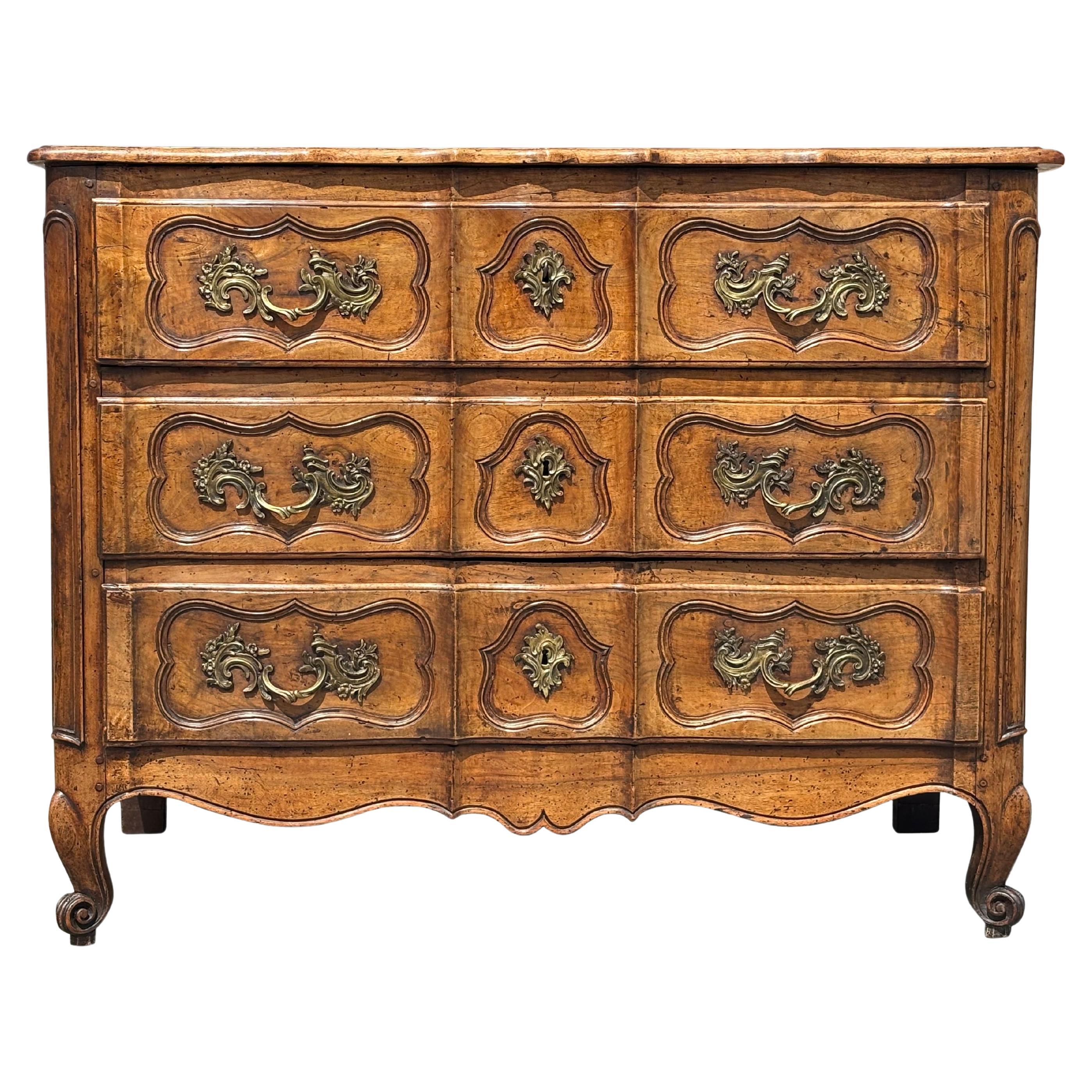 Kommode aus Nussbaumholz aus dem 18. Jahrhundert im Louis XV-Stil im Angebot